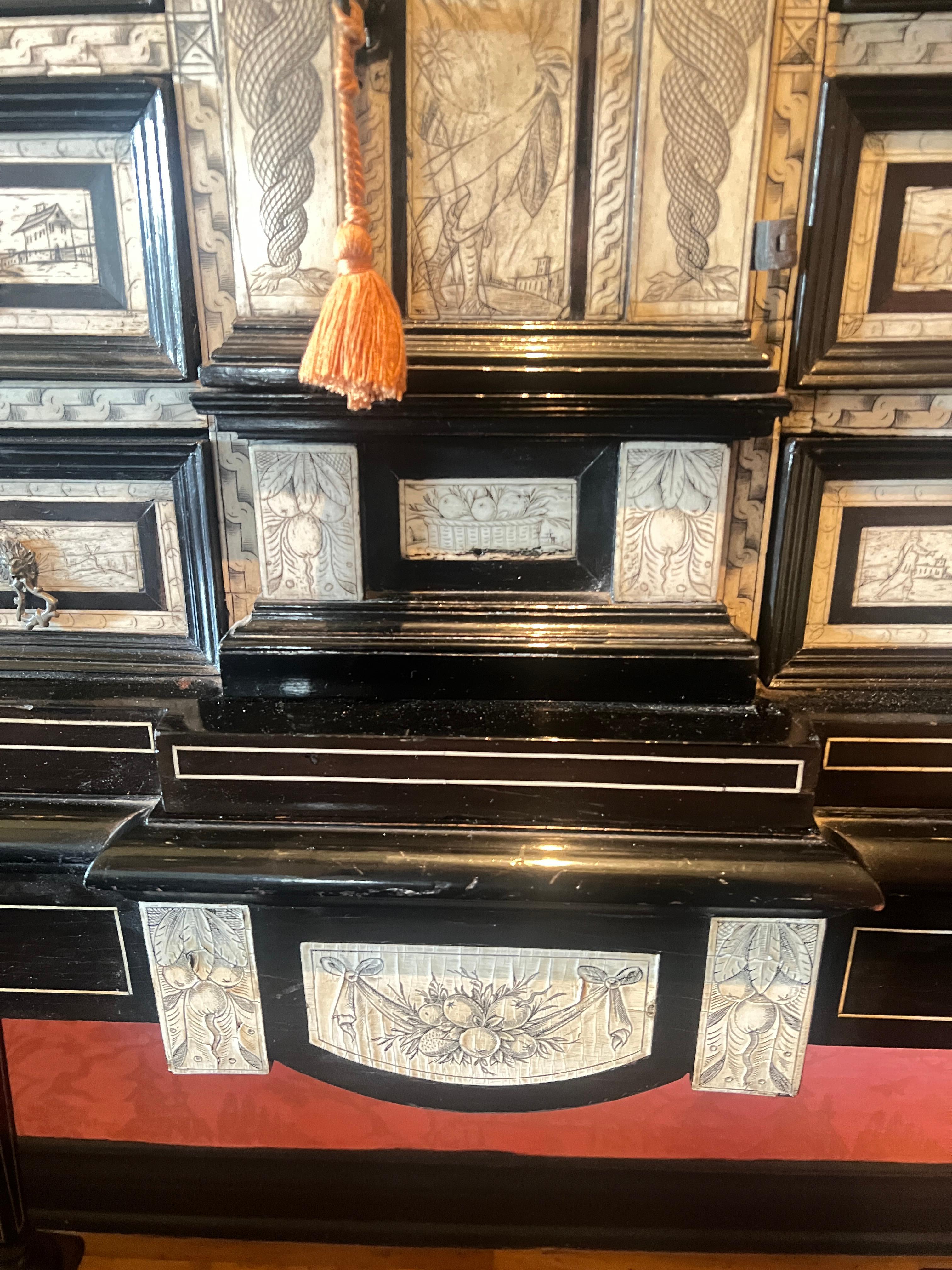 Armario italiano artesanal de Lombardía sobre pie Espejo central y detalles grabados Tallado a mano en venta
