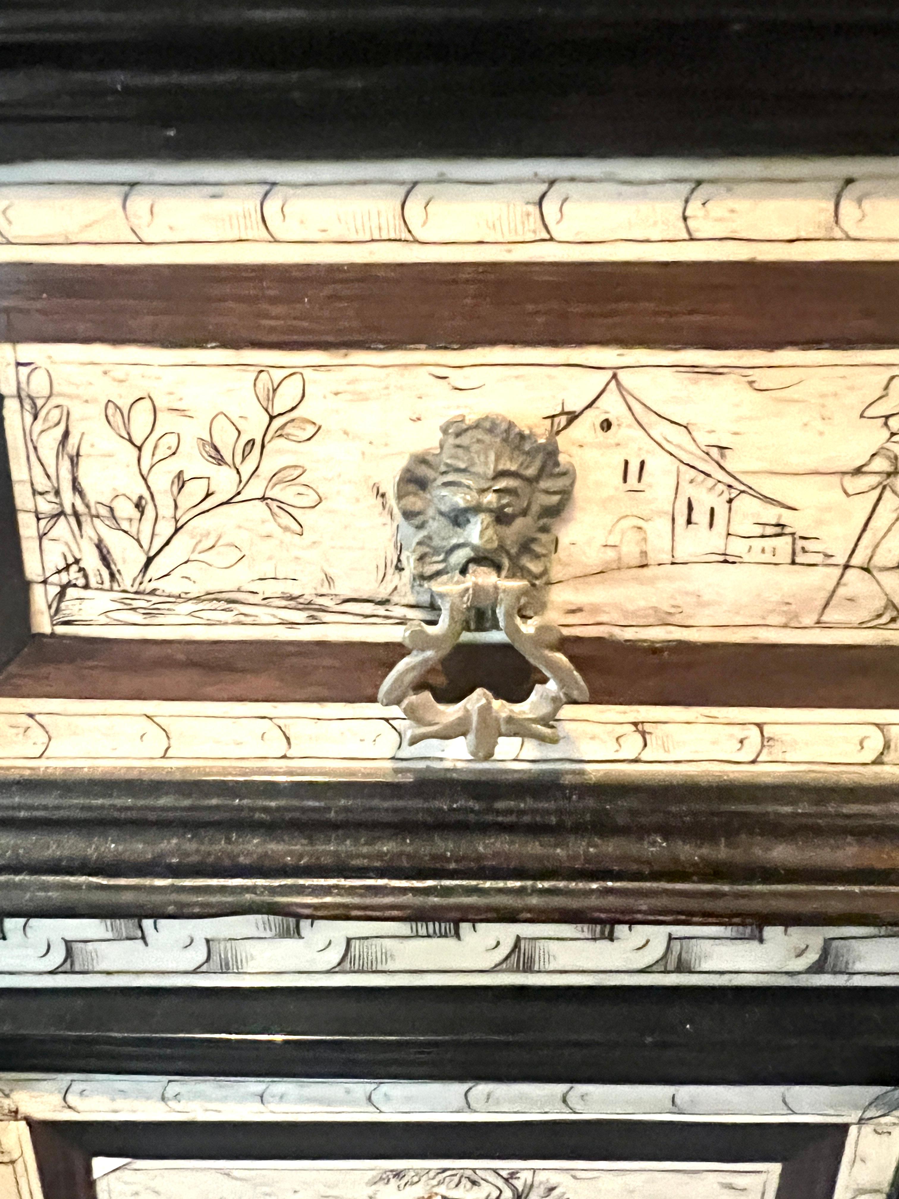 Armario italiano artesanal de Lombardía sobre pie Espejo central y detalles grabados en Bueno estado para la venta en Los Angeles, CA