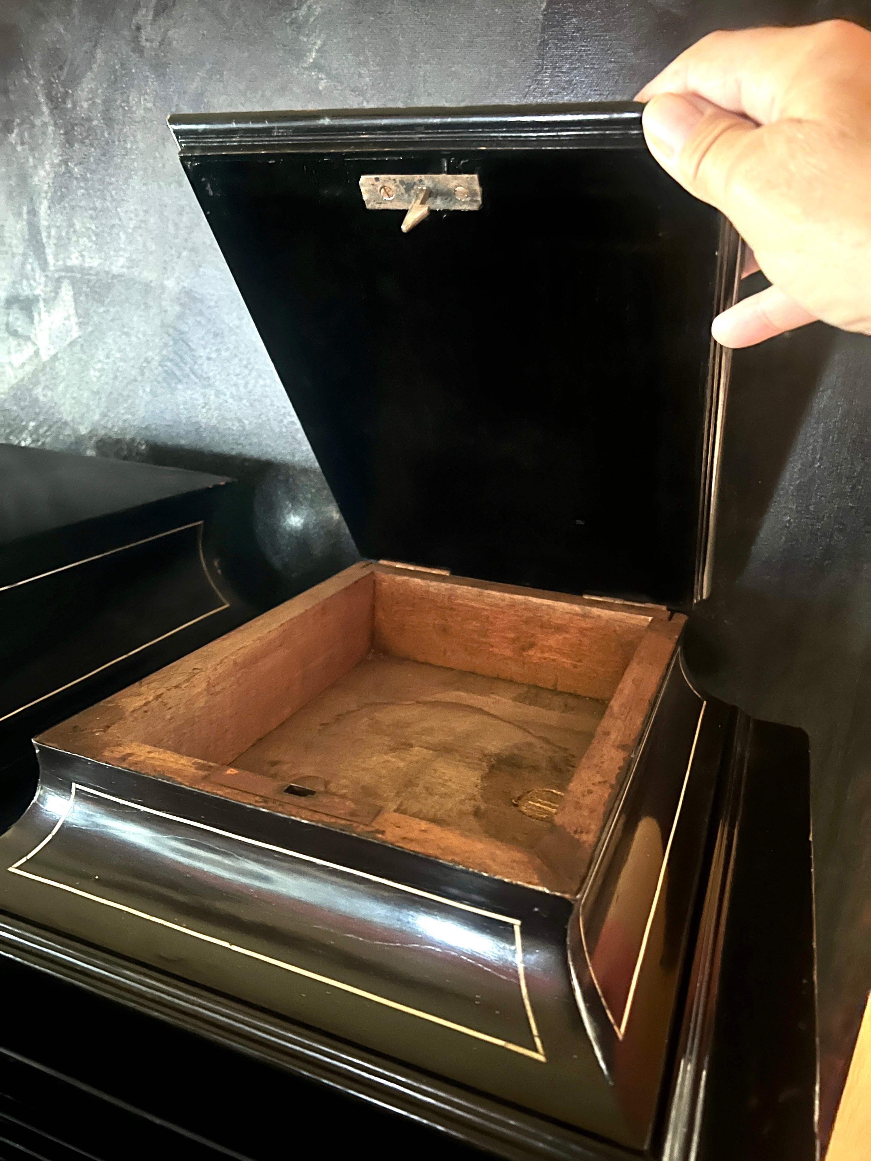 Armario italiano artesanal de Lombardía sobre pie Espejo central y detalles grabados en venta 1