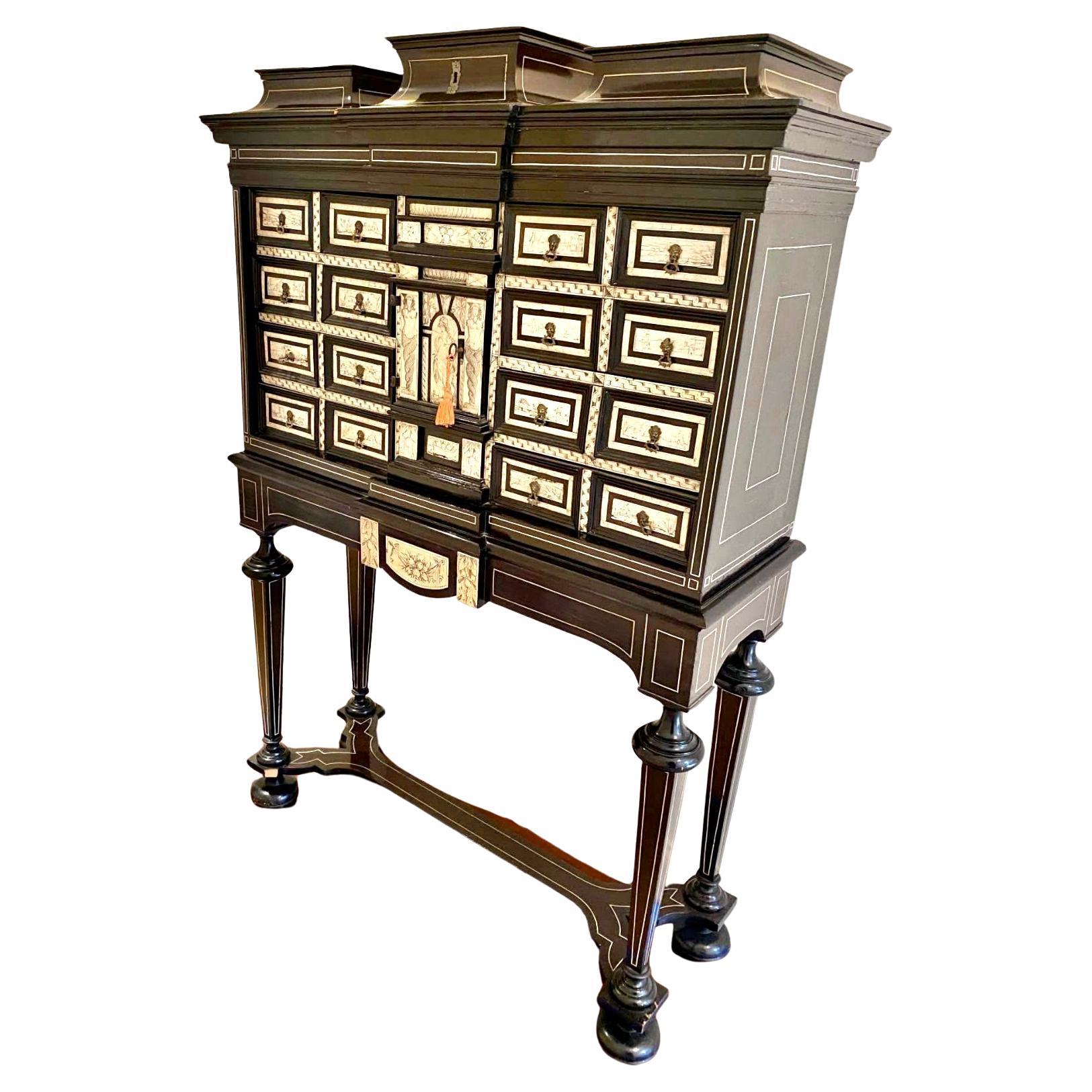 Este mueble es todo un espectáculo - Mueble italiano del siglo XIX sobre peana.  

Cada centímetro cuenta con cuidados y bellos detalles arquitectónicos.

En la parte superior, a ambos lados, hay dos cajas secretas, con apertura oculta, para objetos