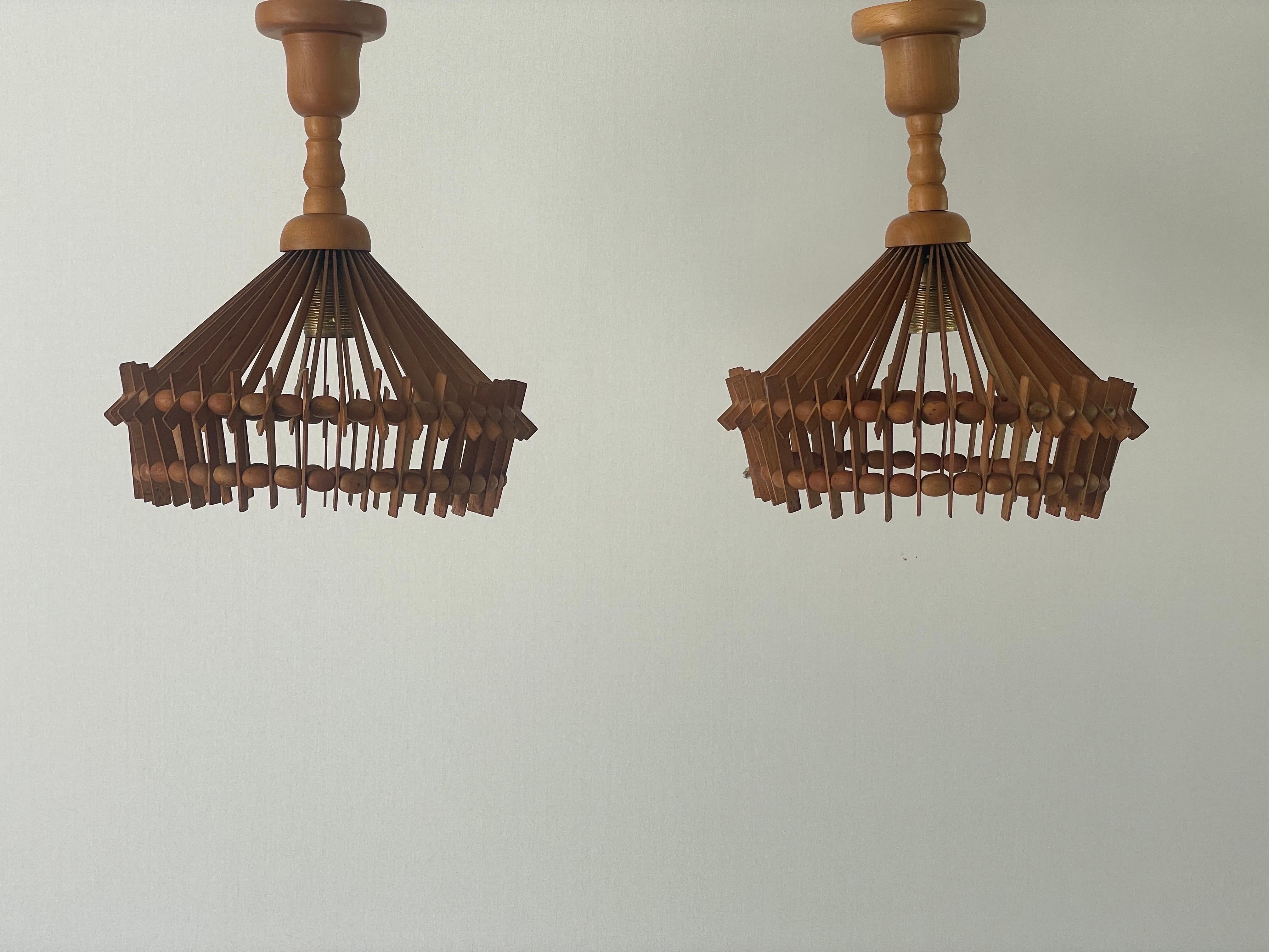 Plafonnier à trois cubes en Wood Wood Greene, années 1970, Italie

L'abat-jour est en très bon état vintage.

Cette lampe fonctionne avec  Ampoules E27. 
Câblé et adapté à une utilisation avec 220V et 110V pour tous les pays.

Mesures :

Hauteur :