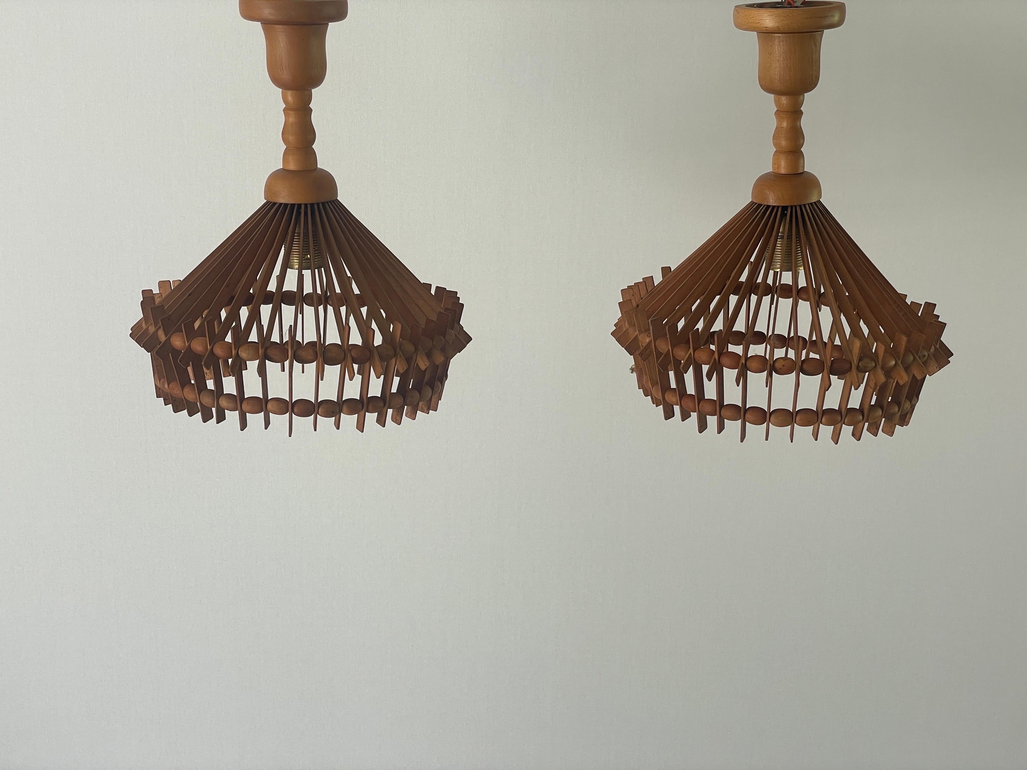 Ère spatiale Paire de lampes suspendues en Wood Wood, 1960, Italie en vente