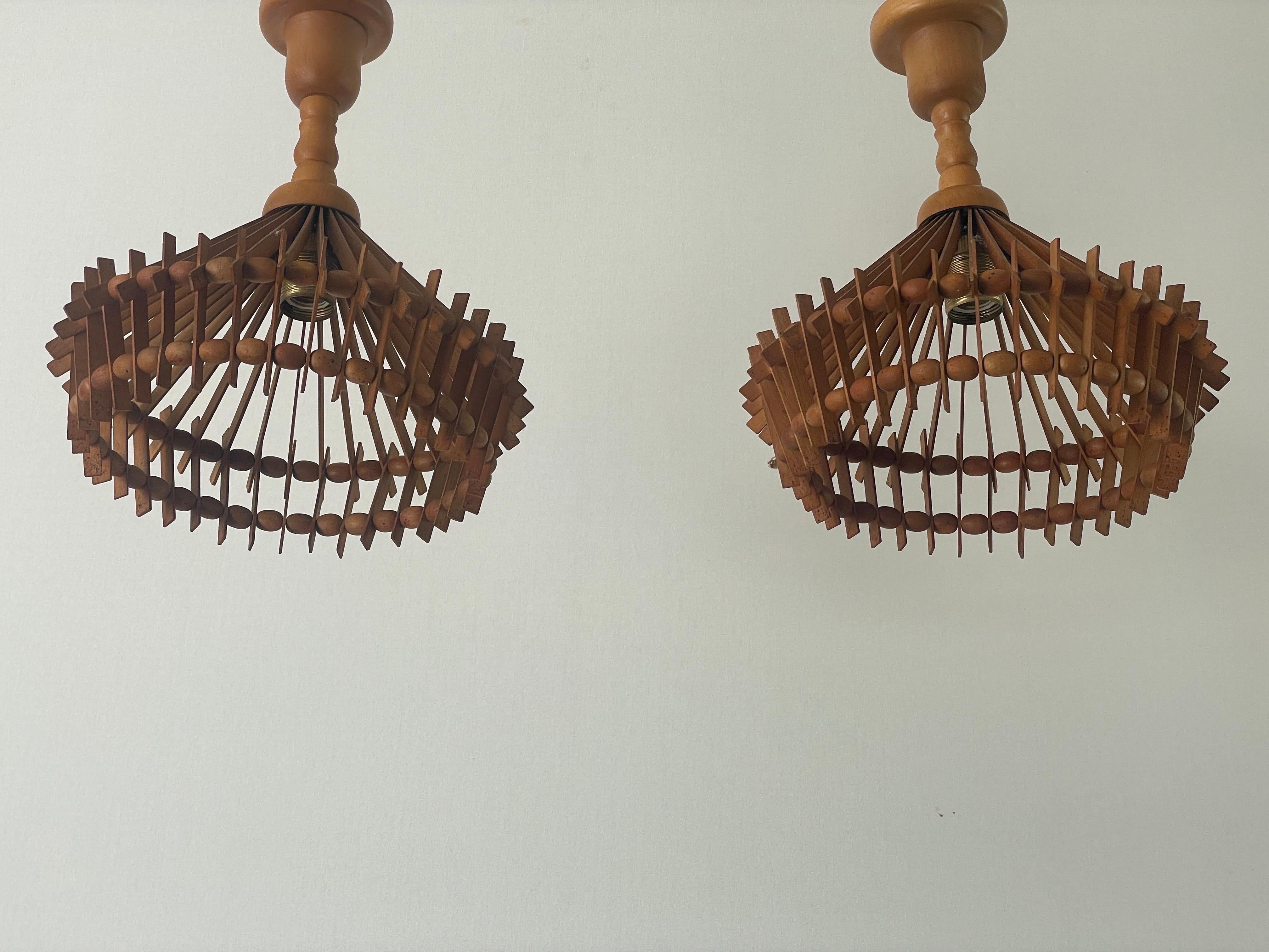 Paire de lampes suspendues en Wood Wood, 1960, Italie Excellent état - En vente à Hagenbach, DE