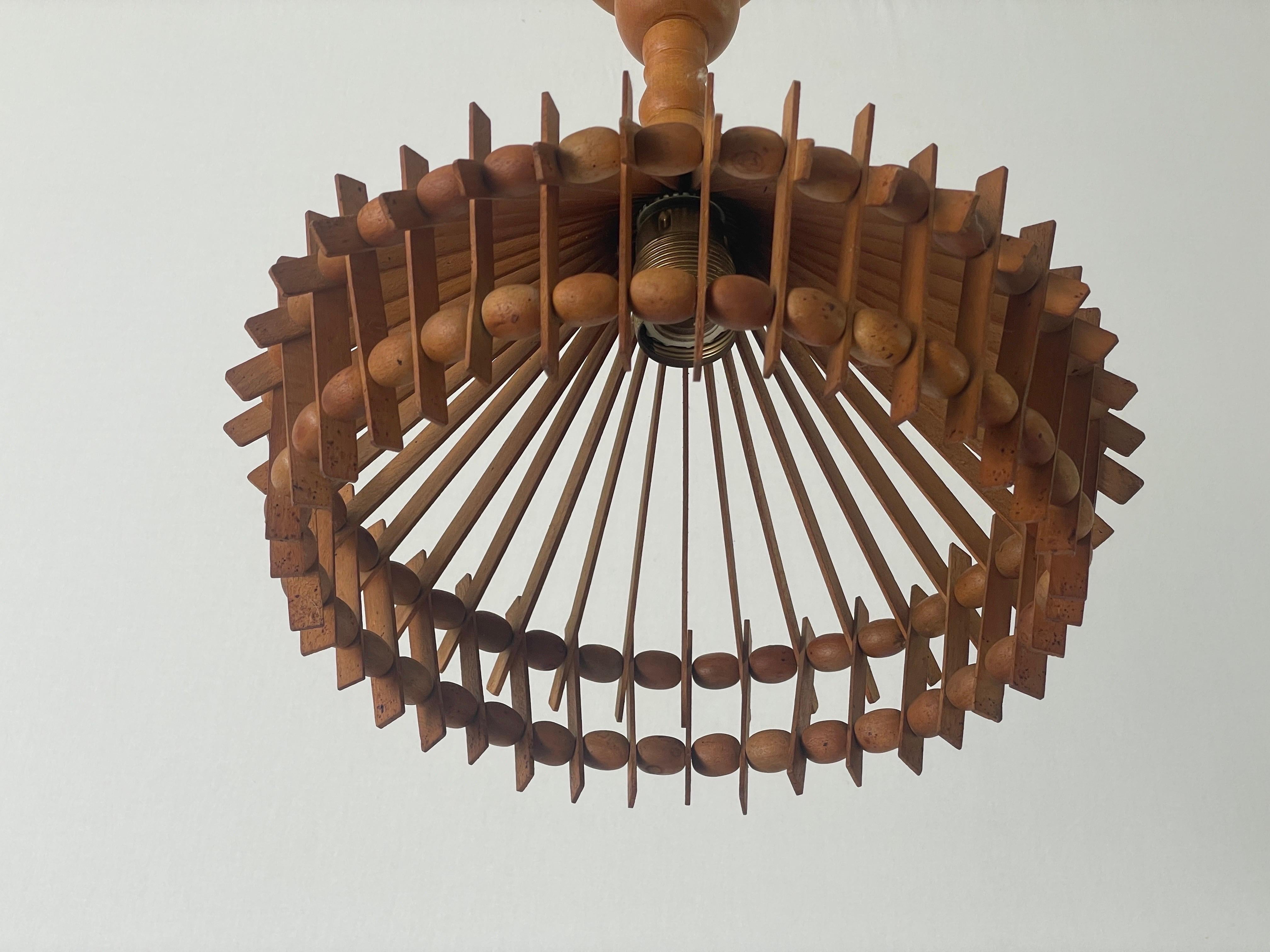 Milieu du XXe siècle Paire de lampes suspendues en Wood Wood, 1960, Italie en vente