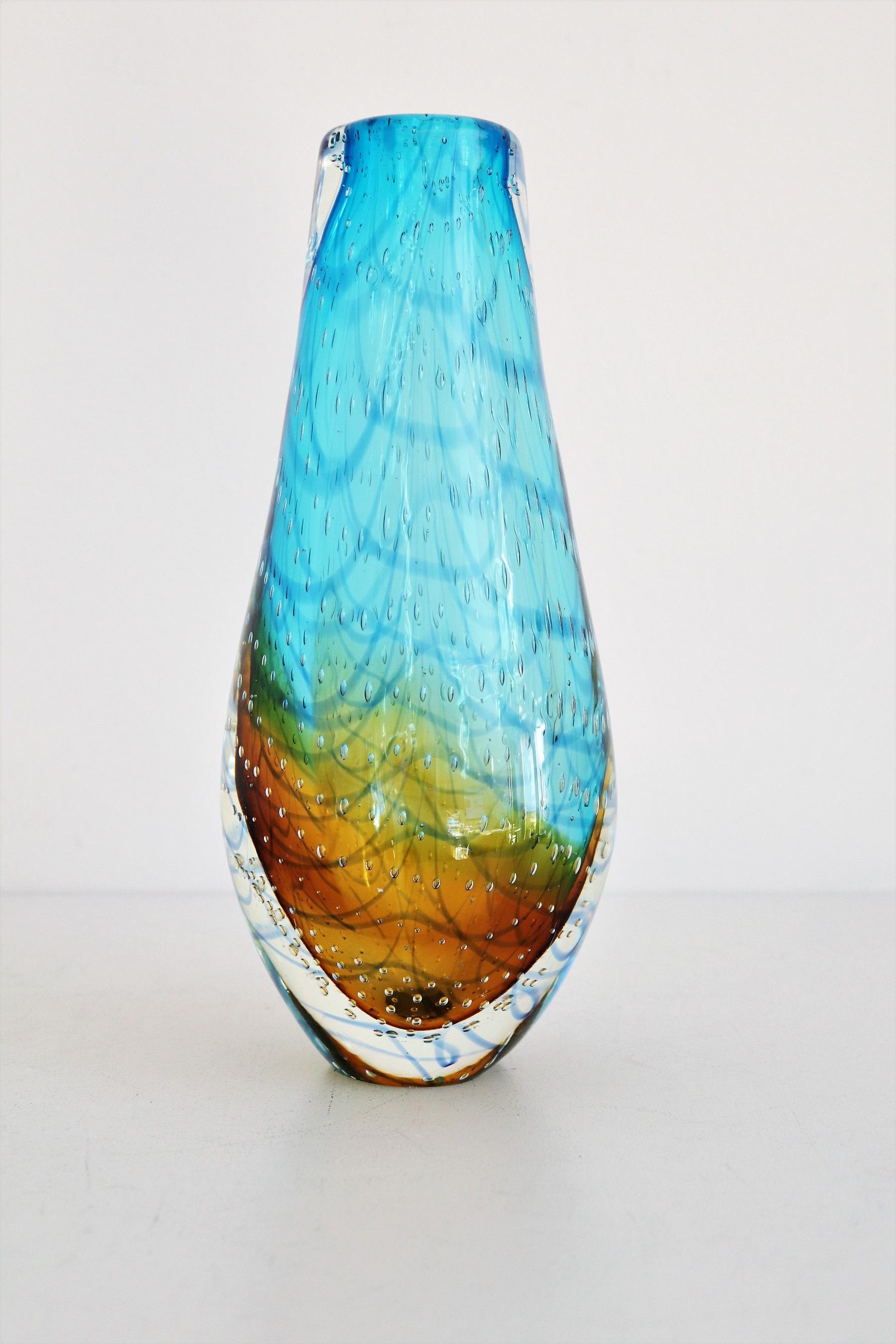 Gorgeous and big, heavy sommerso Murano glass vase, hand-crafted in Murano, Venice, Italy.
The vase is made in stunning shiny colors typically for Murano glass, and shows a wonderful play of colors and movements within the glass.
No limescale