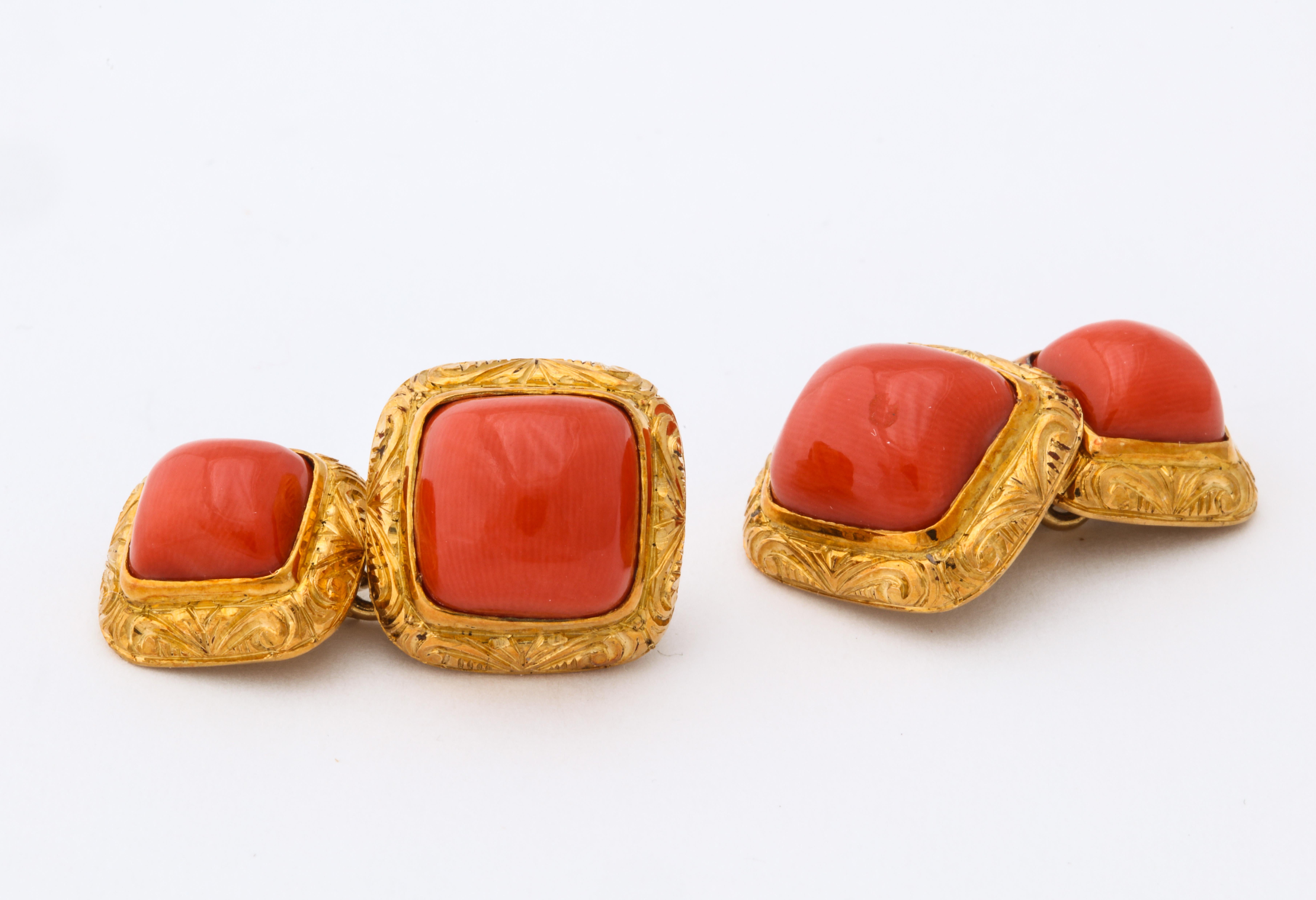 Italian Hand Engraved Gold Coral Double Sided Cufflinks für Damen oder Herren