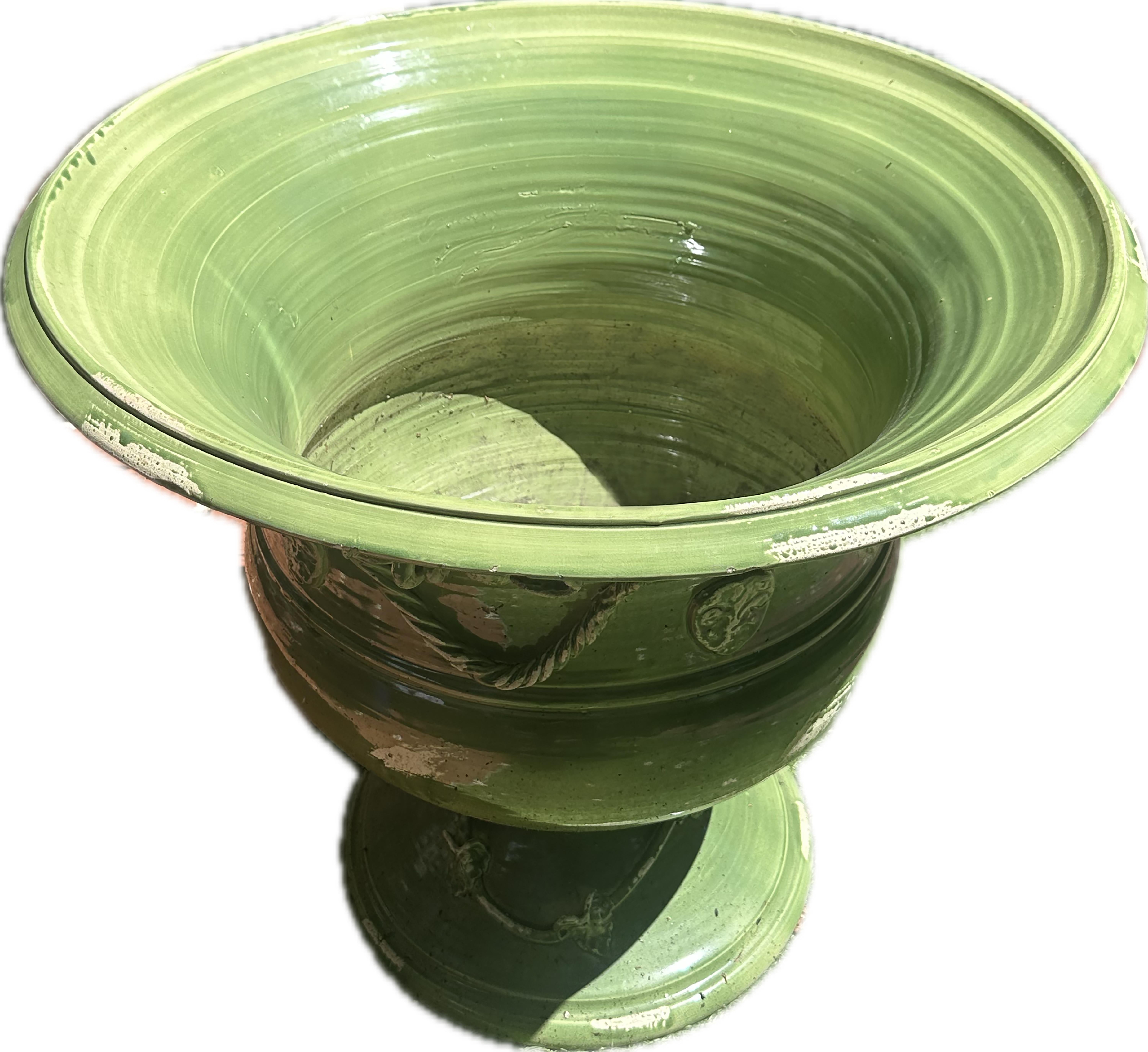 Una encantadora maceta de cerámica italiana esmaltada a mano con motivo de cuerda de uva hecha a mano y acentuada con una flor de lis tallada. Estas características incluyen detalles intrincados. Bonito brillo verde musgo en el esmalte.

En muy buen