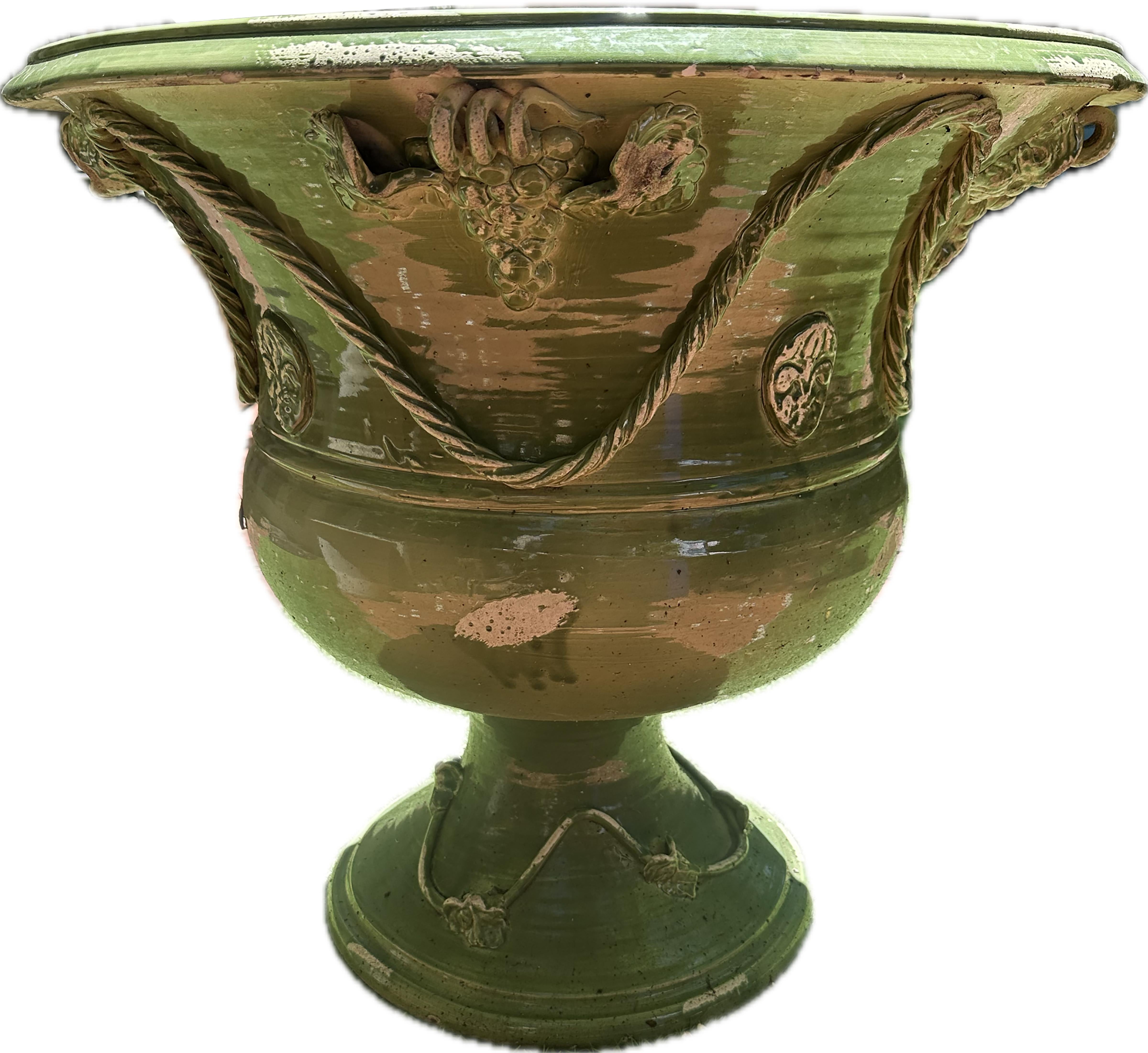 Jardinera italiana de cerámica esmaltada a mano con motivo de uvas y cuerda y flor de lis en Bueno estado para la venta en Dallas, TX