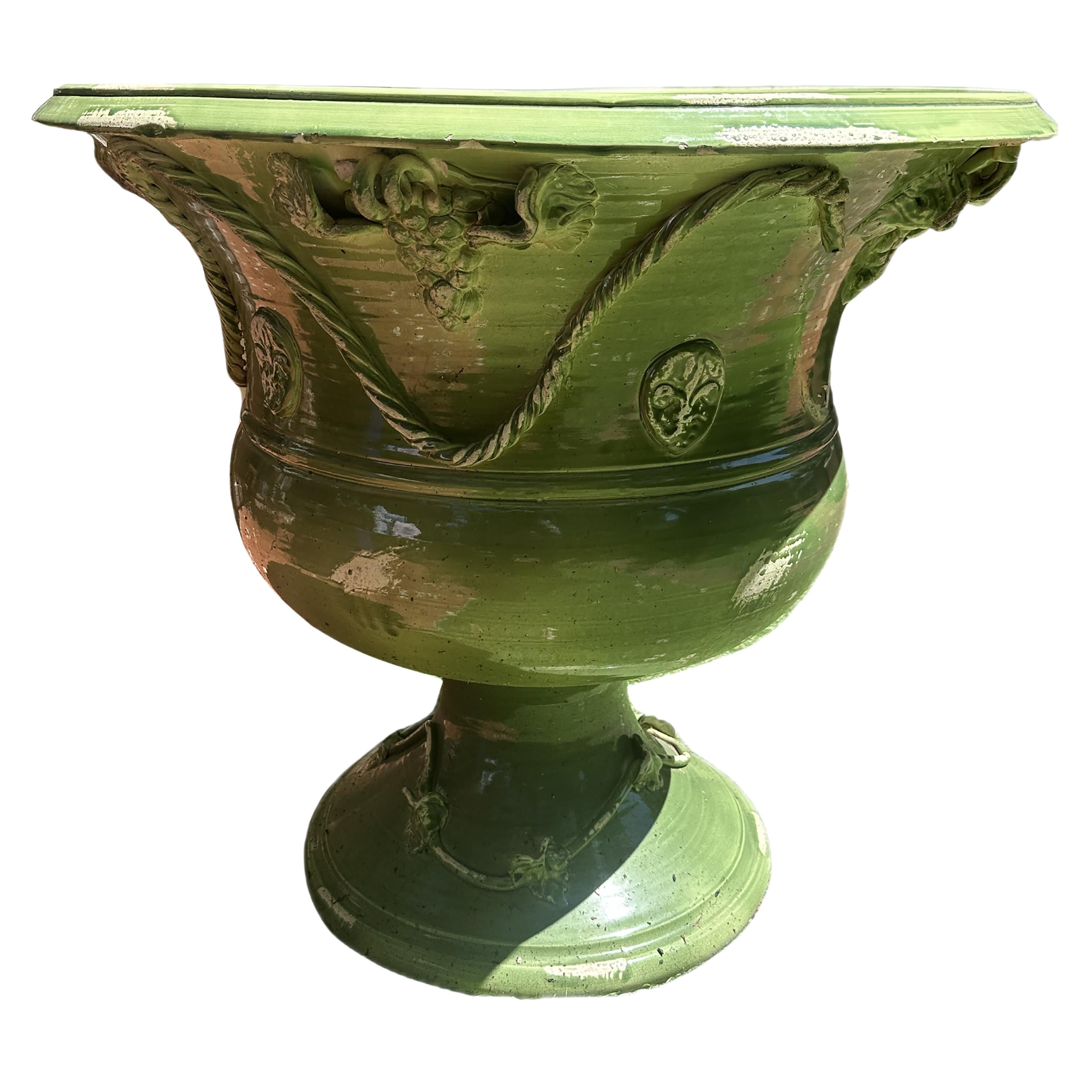 Jardinera italiana de cerámica esmaltada a mano con motivo de uvas y cuerda y flor de lis en venta