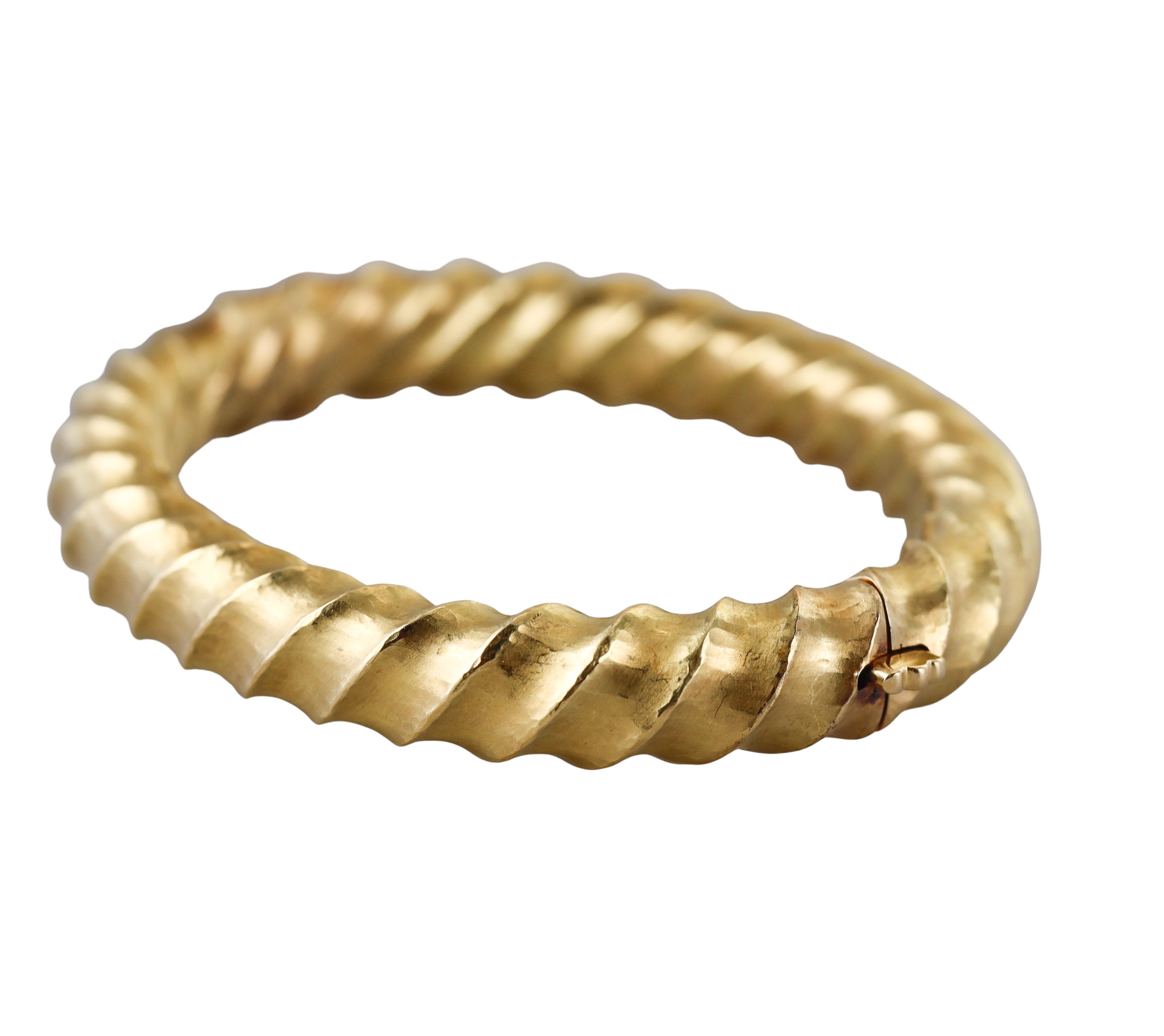 Bracelet jonc torsadé italien en or jaune martelé à la main Excellent état - En vente à New York, NY