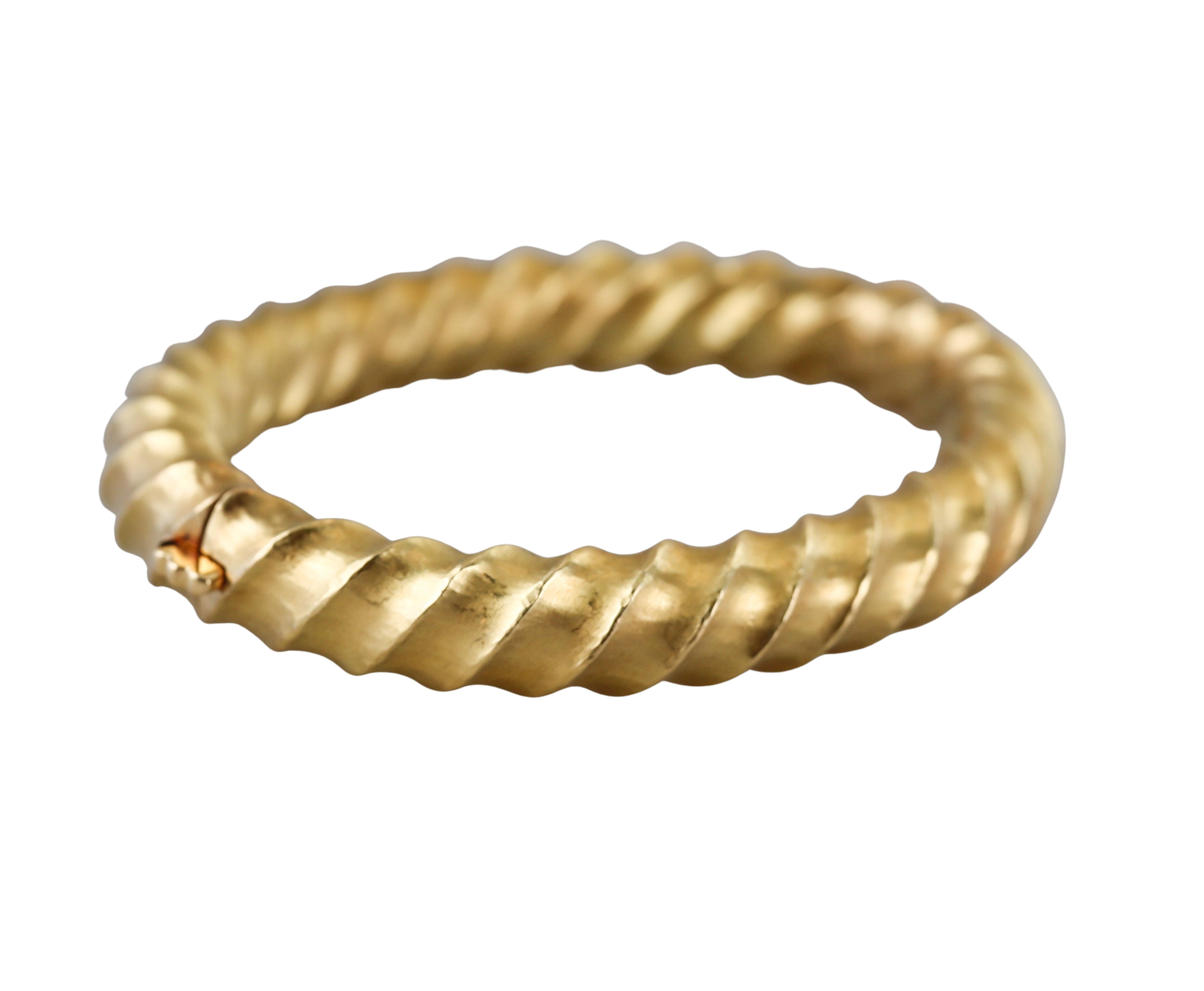 Bracelet jonc torsadé italien en or jaune martelé à la main Pour femmes en vente