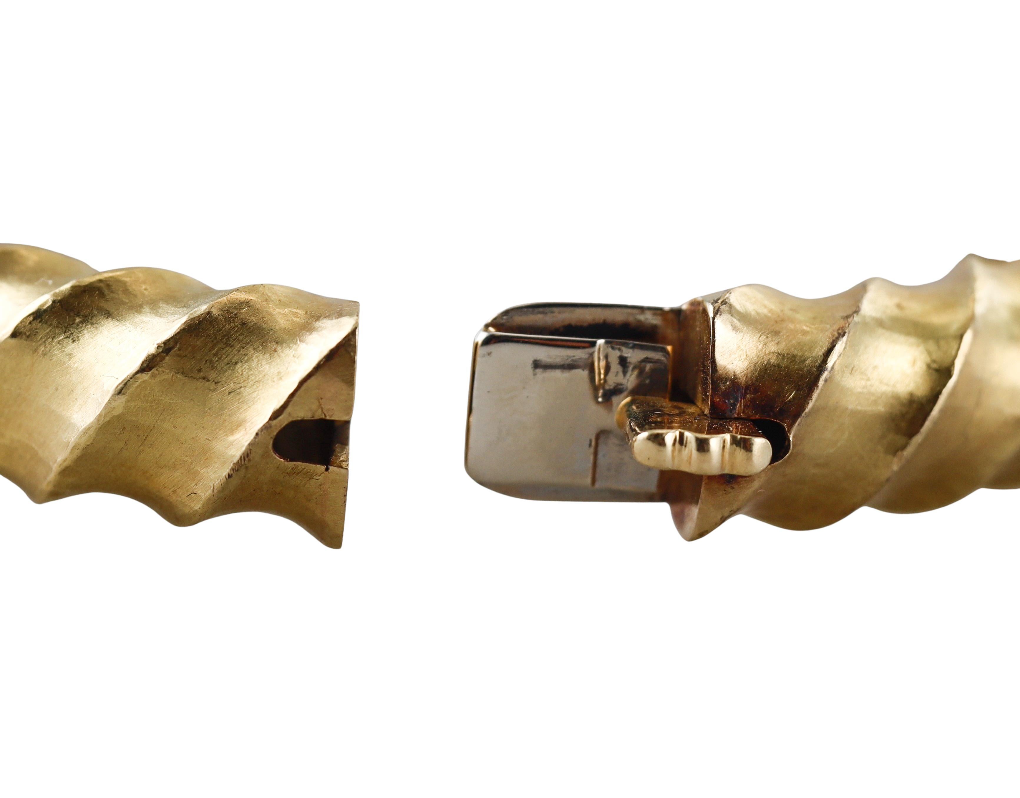 Bracelet jonc torsadé italien en or jaune martelé à la main en vente 1