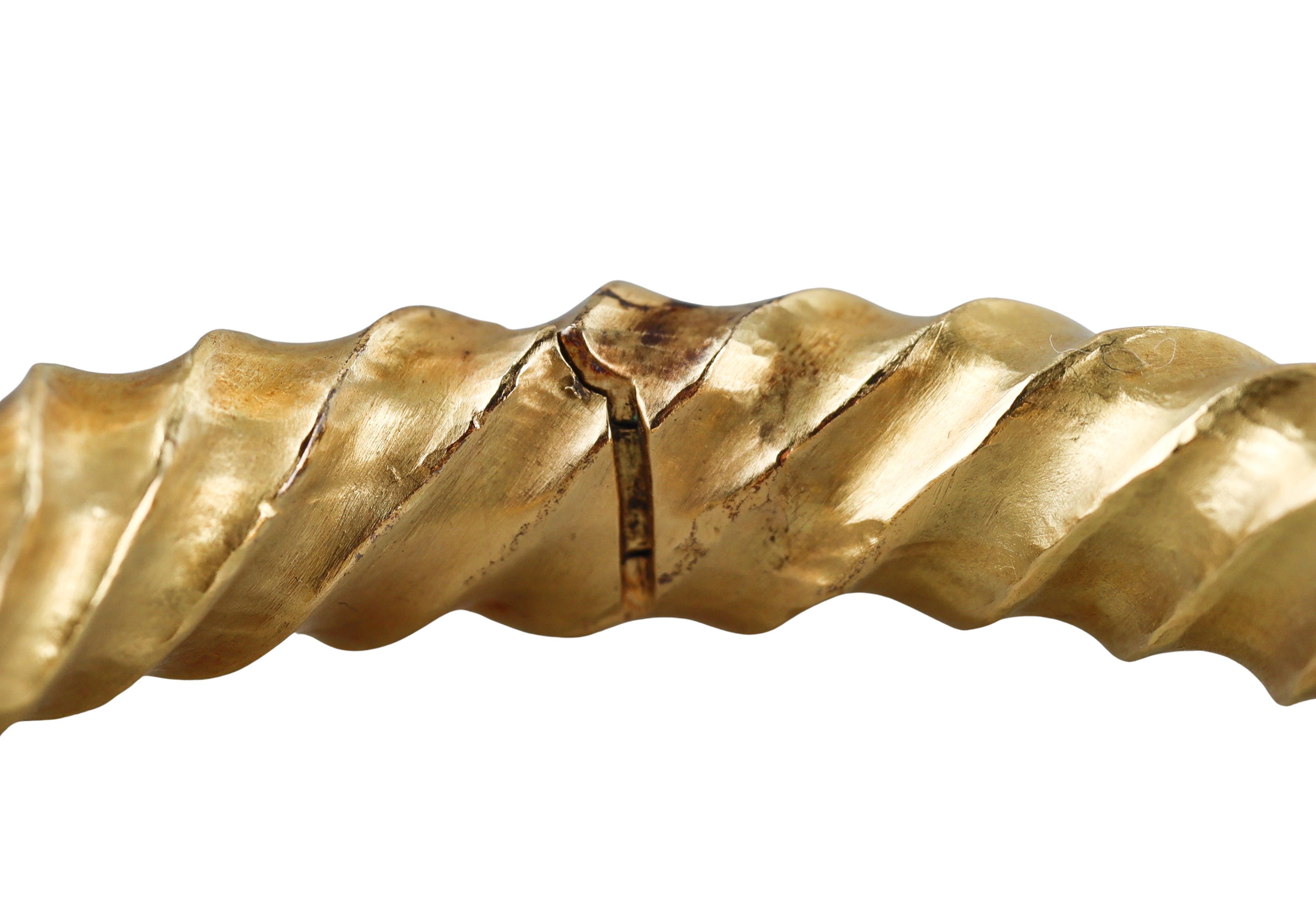 Bracelet jonc torsadé italien en or jaune martelé à la main en vente 2