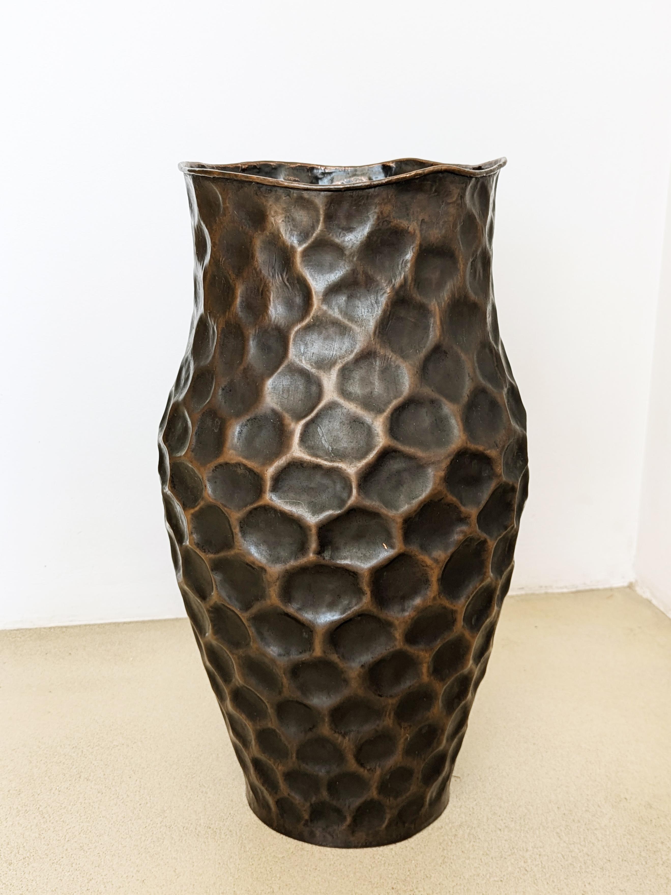 Splendid umbrella stand in thick copper, hand-worked. Made in Italy around the middle of the 20th century for Attualità casa Milano. Excellent conditions.