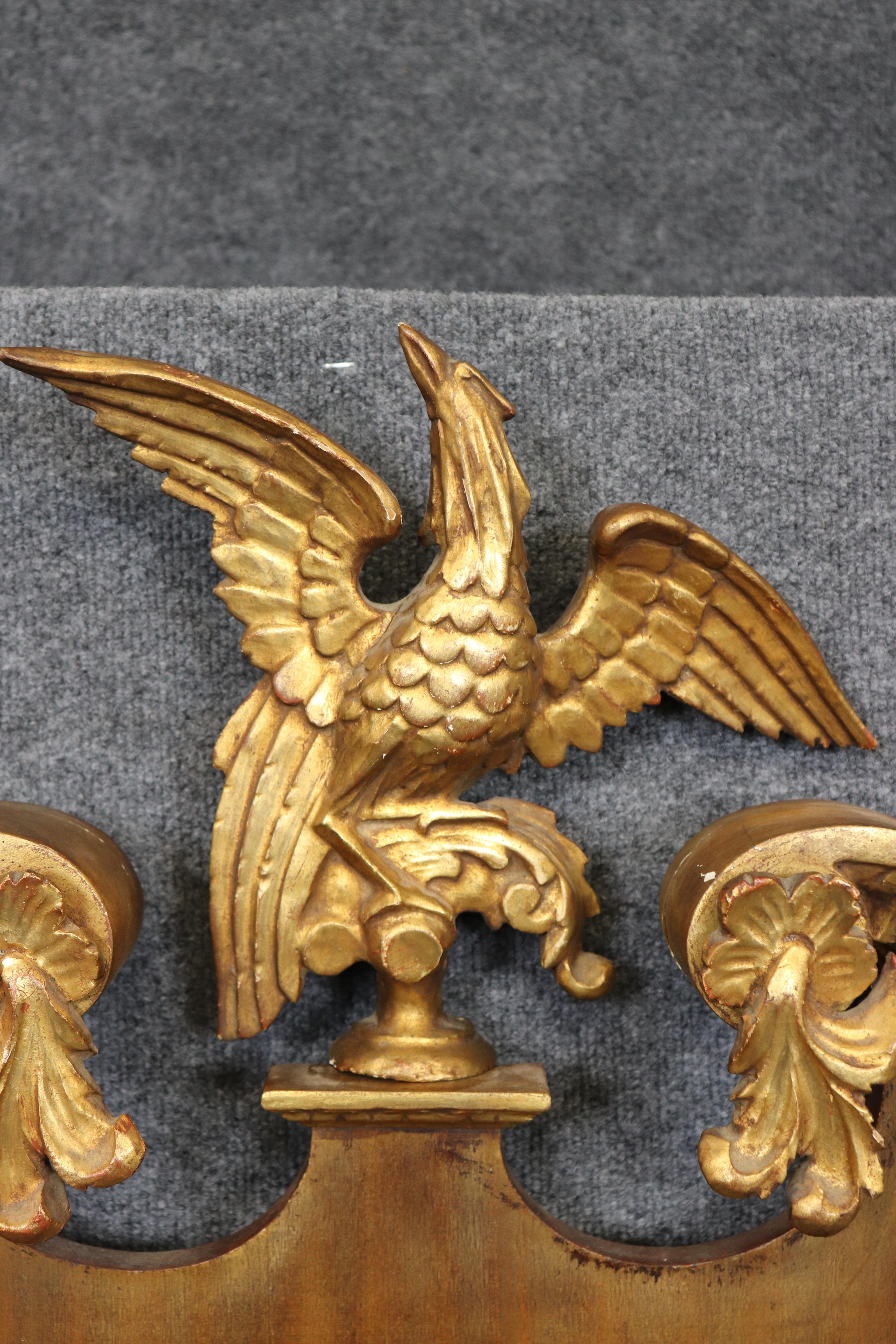 Ce superbe miroir sculpté de style Feder semble provenir des frères Friedman qui fabriquaient également leurs miroirs en Italie. Le miroir est en bon état vintage avec des signes mineurs d'âge et d'utilisation comme on peut s'y attendre. Le miroir
