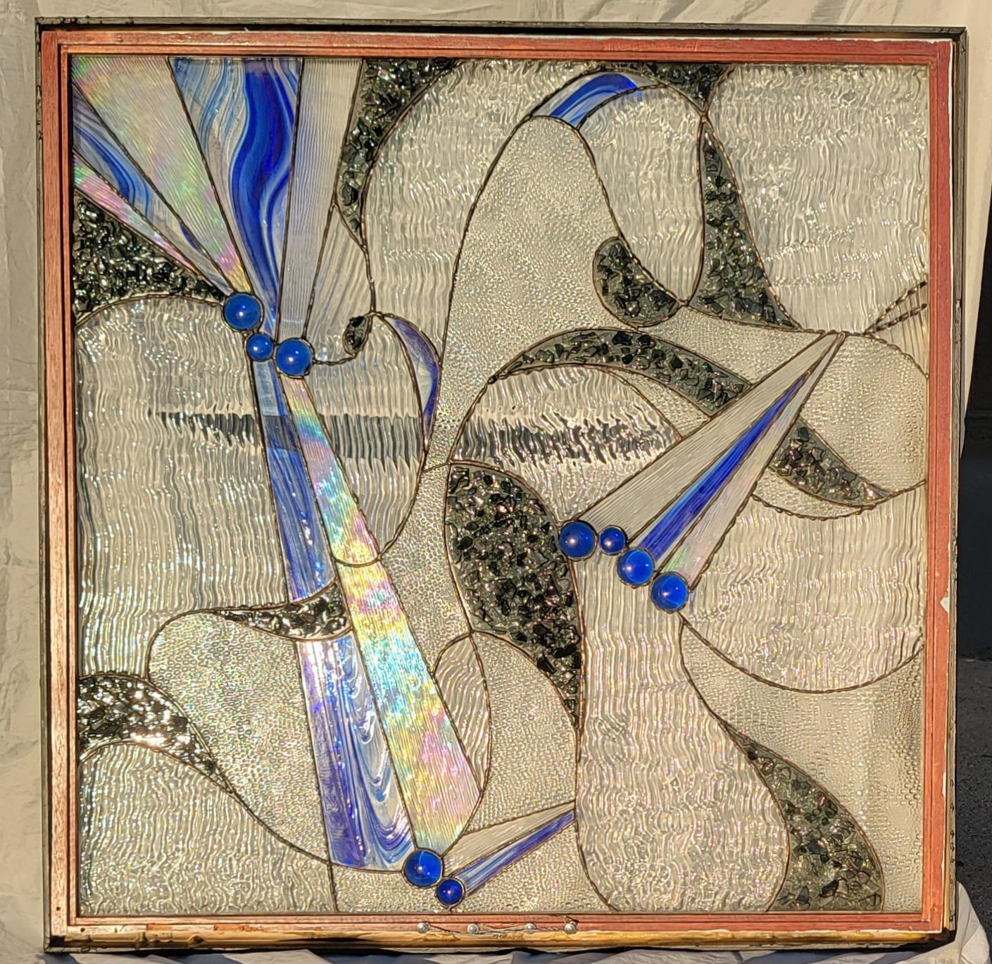 Handgefertigte Kunsttafel aus Jugendstilglas und Lucite. Hergestellt in Italien. Diese Kunstglasplatte hat zwei Seiten der Geschichte. Die Art und Weise, wie der Rahmen hergestellt wird, zeigt die Seite, auf der die dreidimensionalen Lucite-Teile