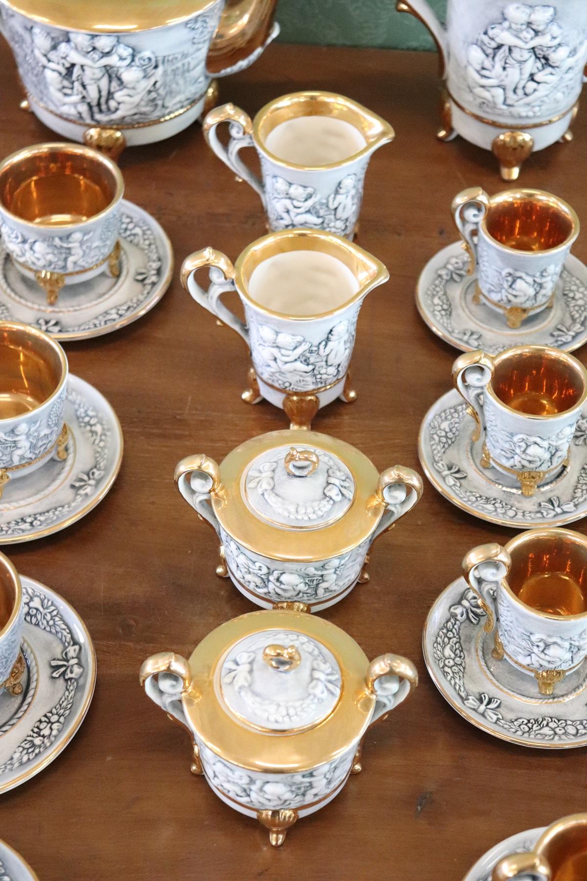Italienisches handbemaltes und vergoldetes Porzellan Tee Kaffee Set von Capodimonte 58 Teile (Handbemalt)