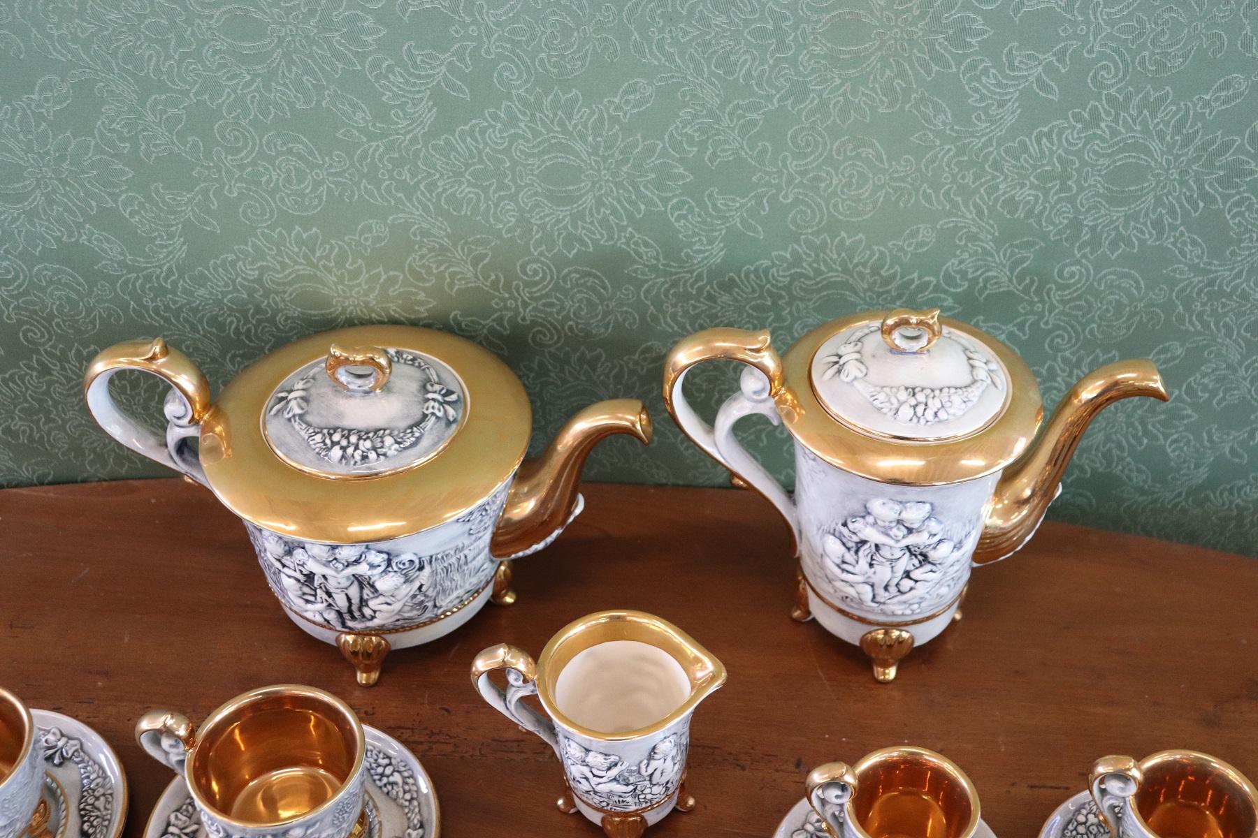 Italienisches handbemaltes und vergoldetes Porzellan Tee Kaffee Set von Capodimonte 58 Teile (Frühes 20. Jahrhundert)