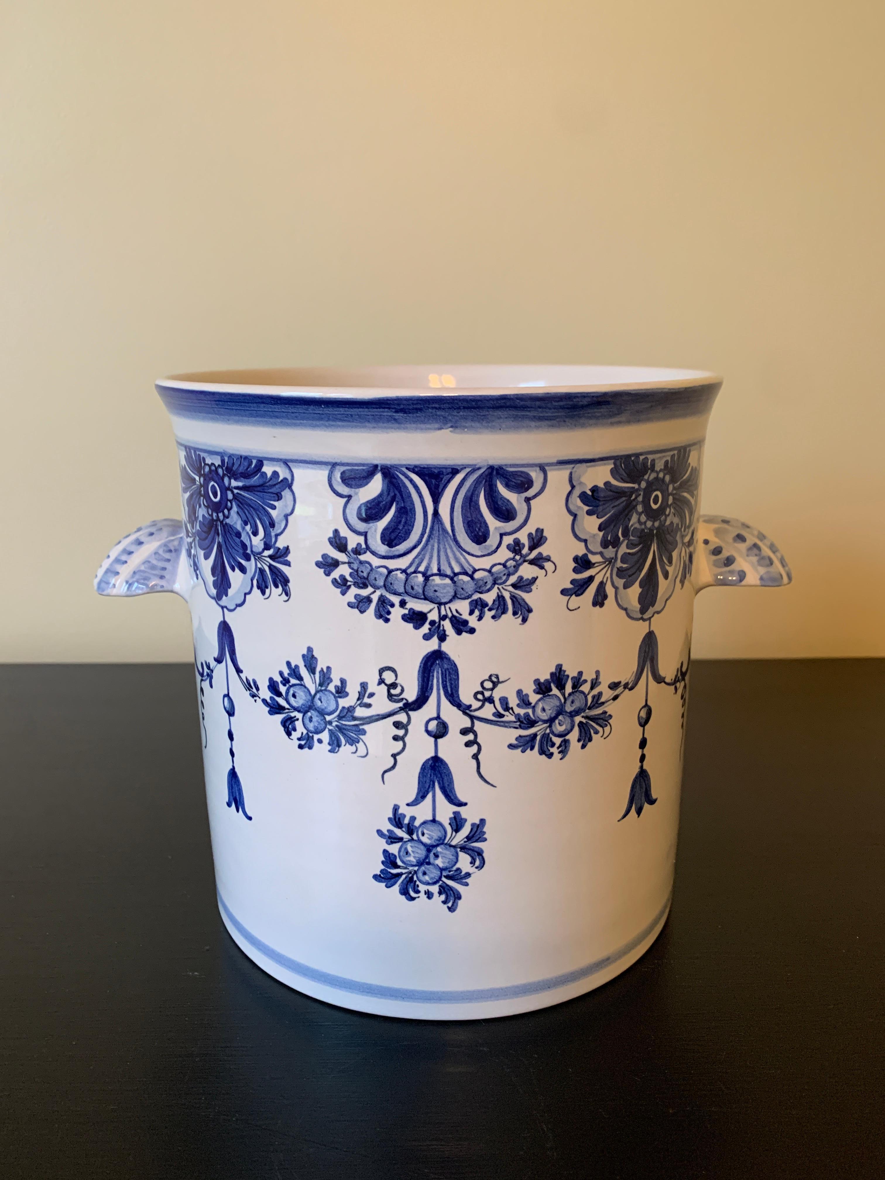 A beautiful neoclassical style hand-painted blue and white porcelain ice bucket

Italy, Late-20th Century

Measures: 9.5ʺW × 7ʺD × 7.25ʺH.

Very good vintage condition.