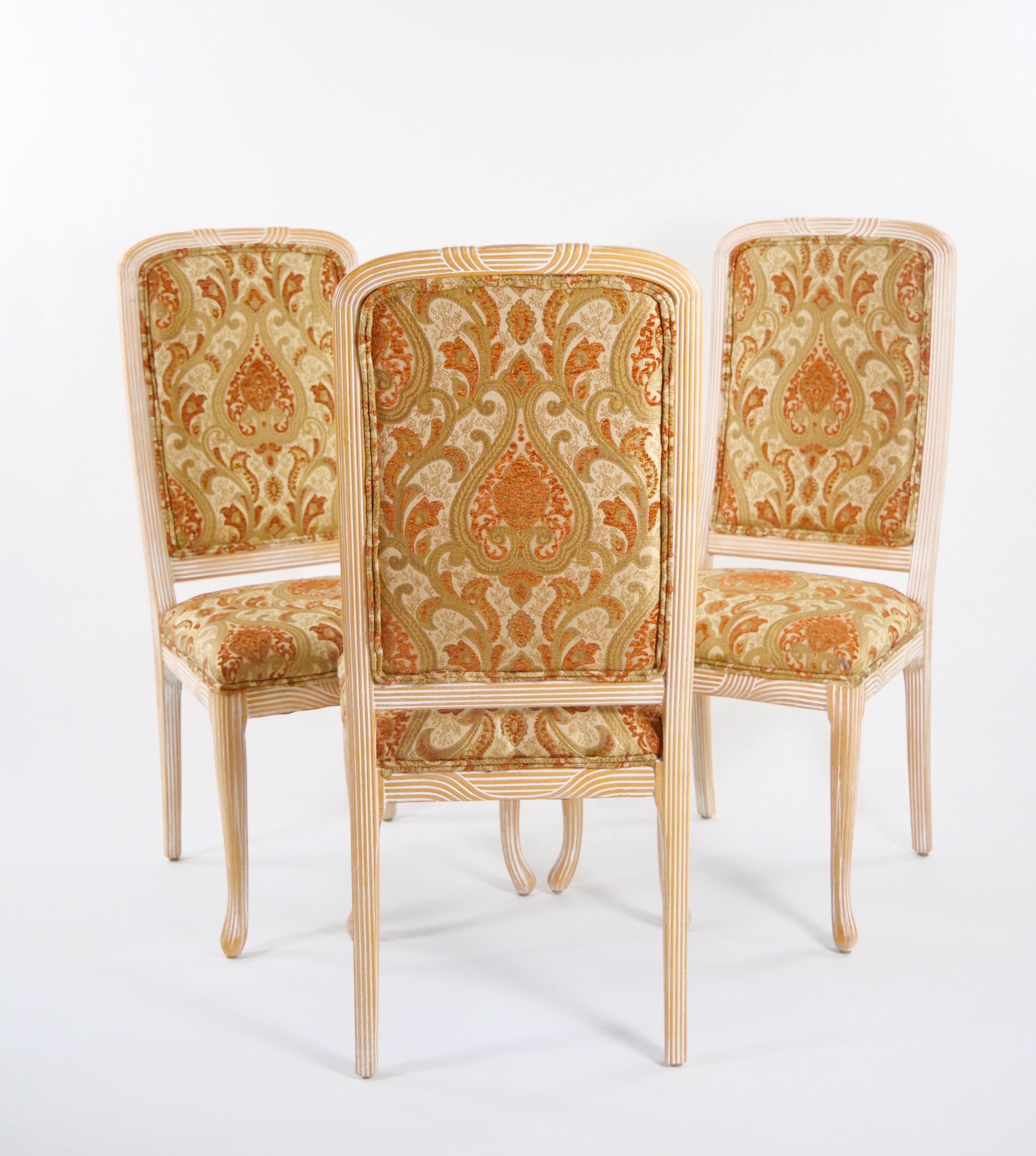 Ensemble de chaises de salle à manger italiennes peintes à la main / sculptées et tapissées en vente 6