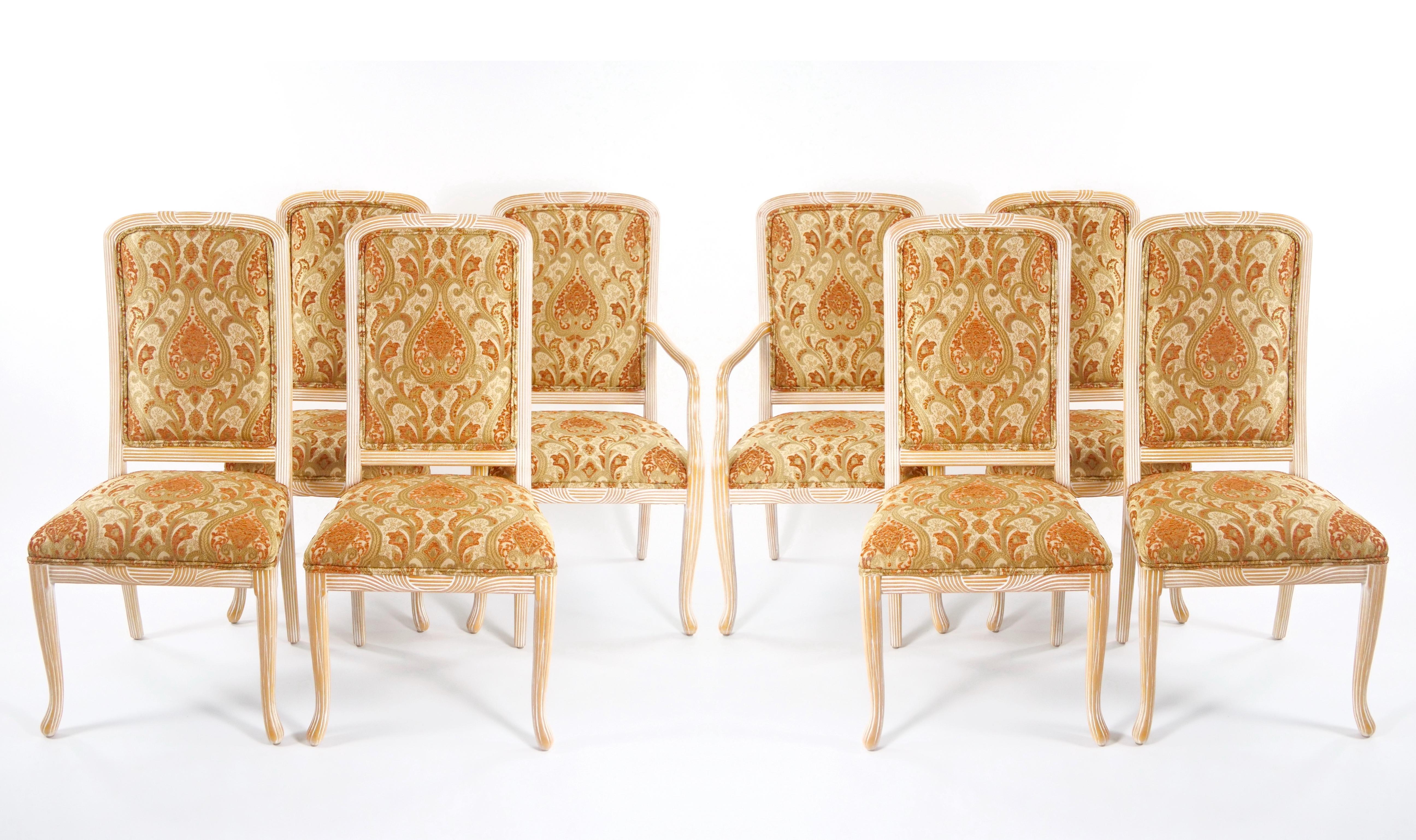 Transformez votre salle à manger en chef-d'œuvre avec notre superbe ensemble de chaises de salle à manger italiennes du milieu du 20e siècle peintes à la main et sculptées, fabriquées de manière experte pour accueillir 8 personnes exigeantes. Chaque