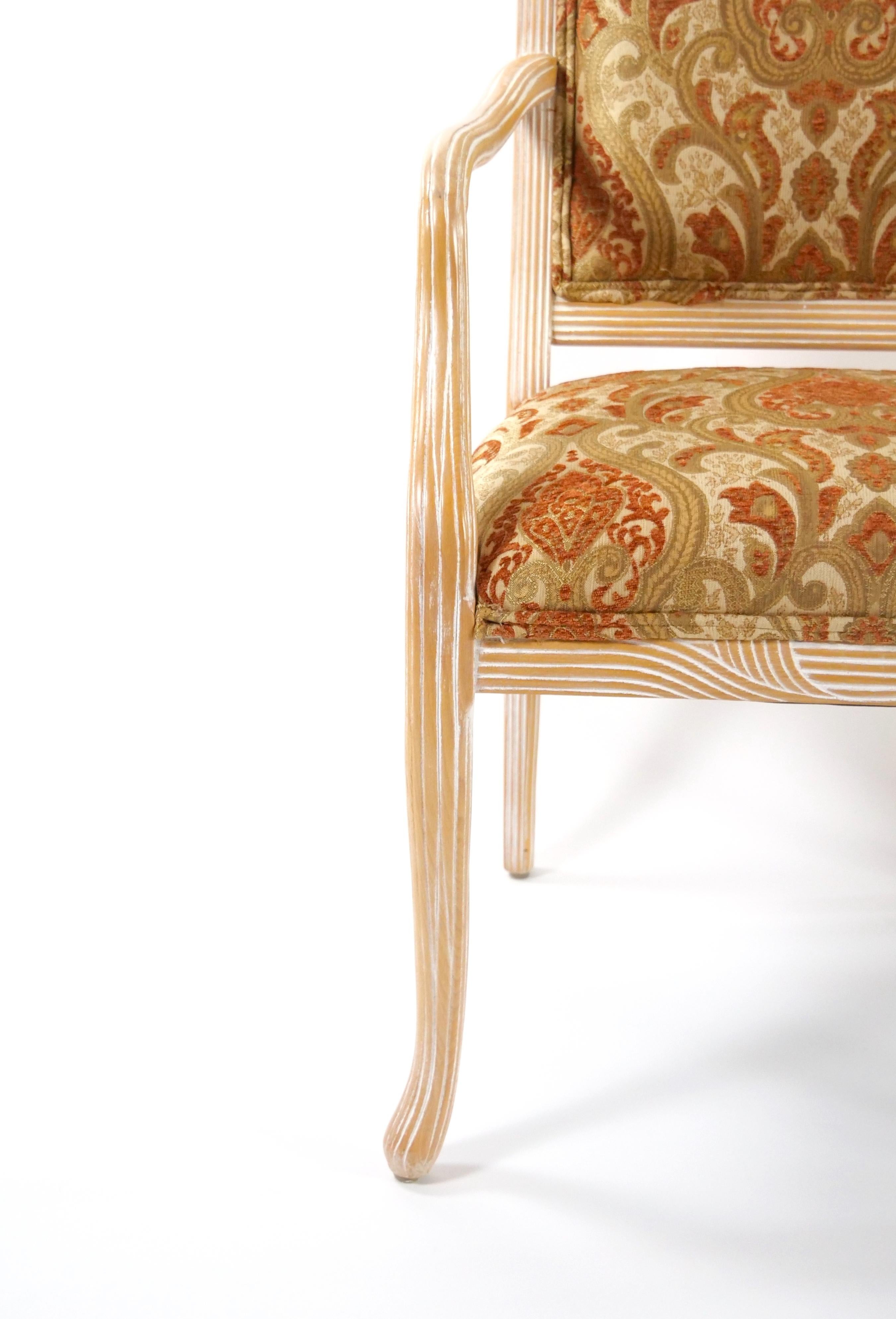 Tissu d'ameublement Ensemble de chaises de salle à manger italiennes peintes à la main / sculptées et tapissées en vente