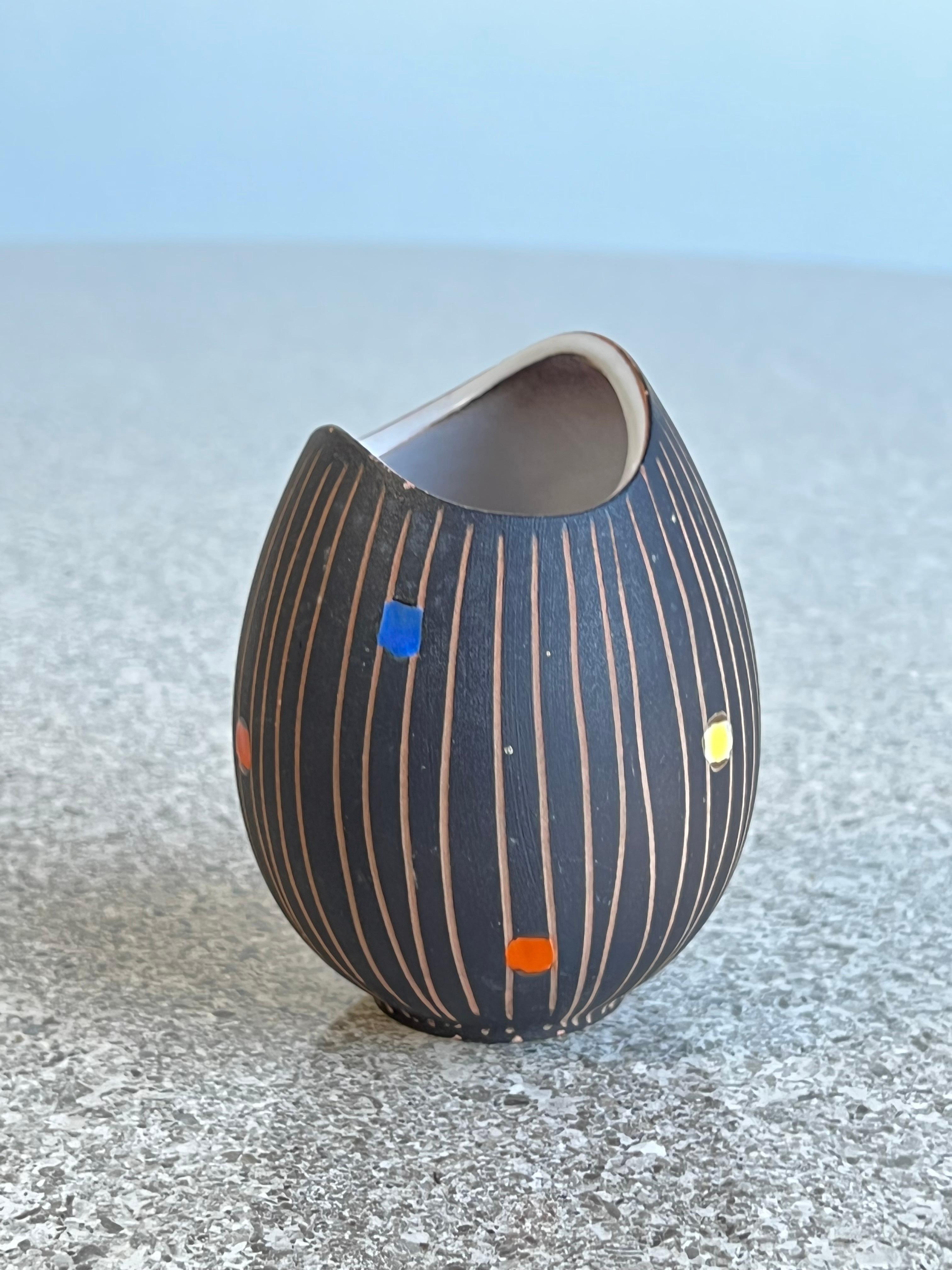 Italian 1960s Hand Painted ceramic vase.
Signed ceramic by AT serial number 3969.
Hand spited stripes and yellowed and blue decorations.
 