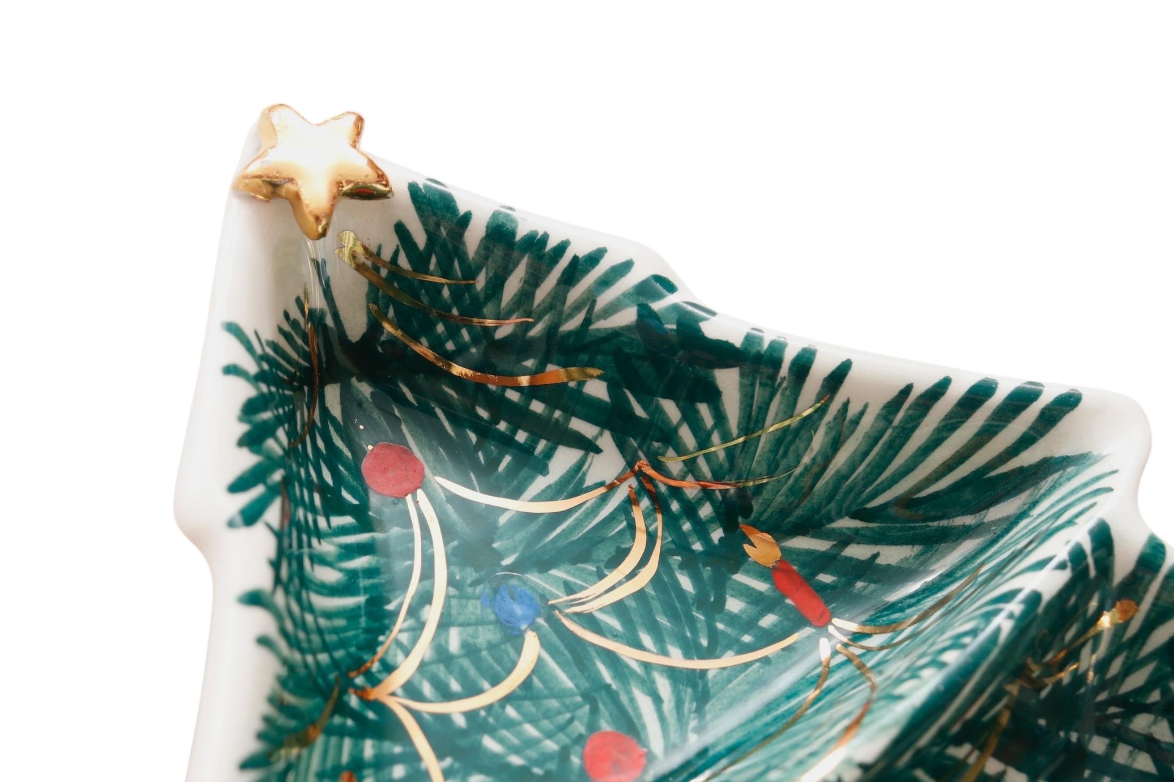 XX secolo Vassoio con albero di Natale in ceramica dipinta a mano in vendita