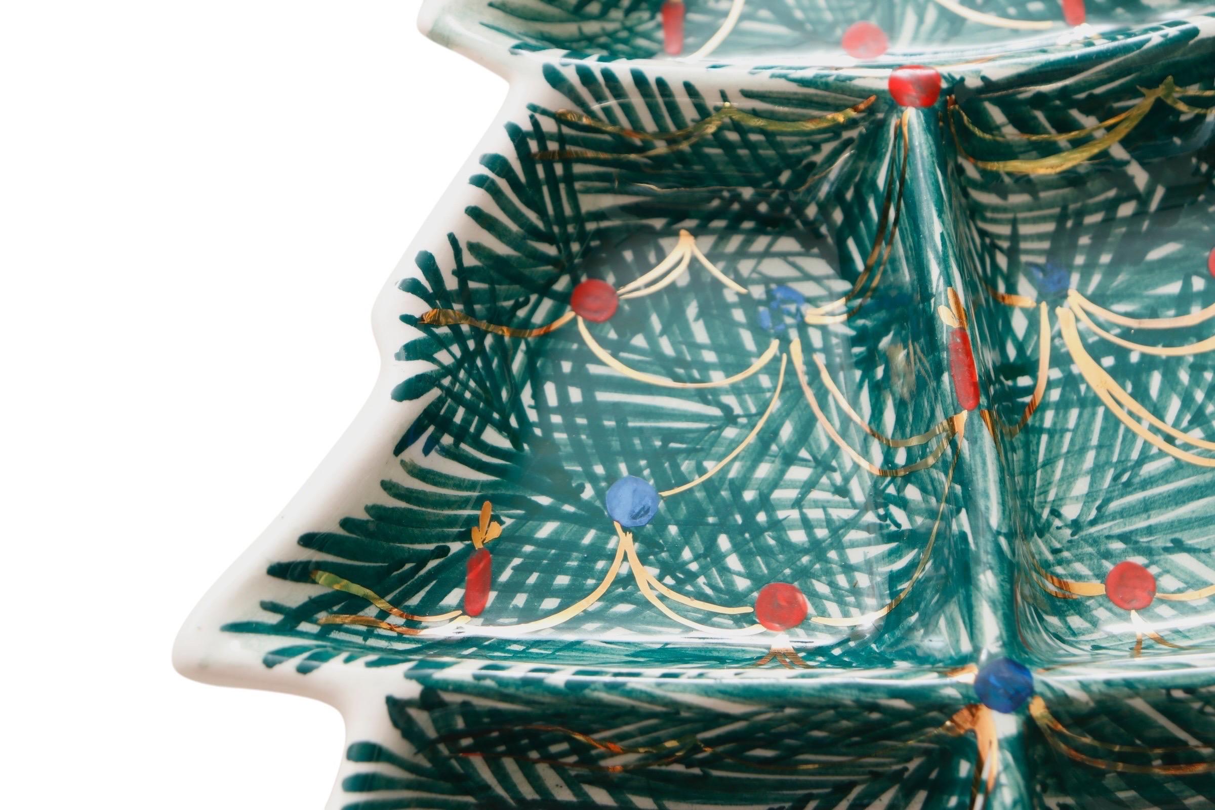 Ceramica Vassoio con albero di Natale in ceramica dipinta a mano in vendita