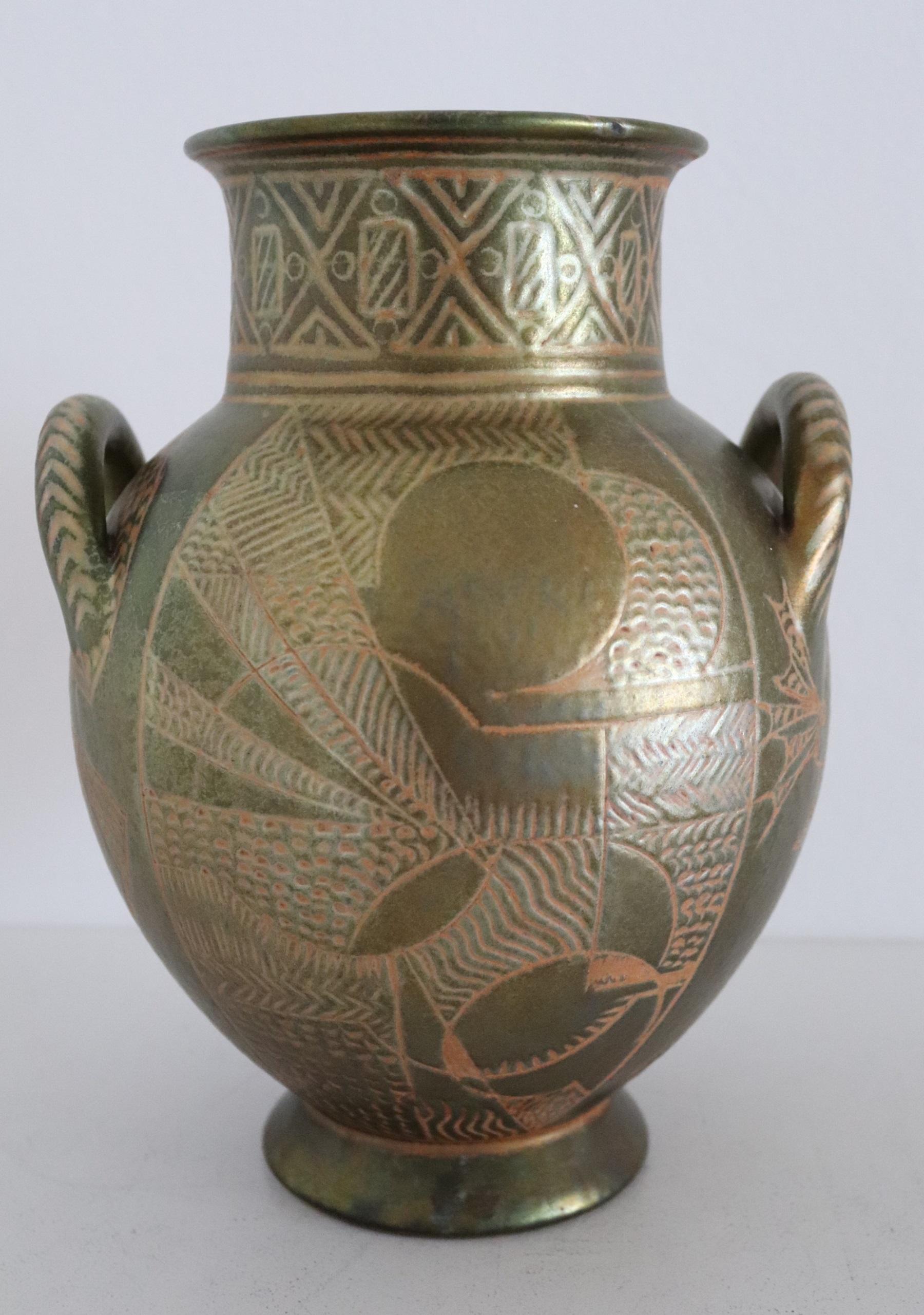 Schöne, einzigartige Keramikvase von Bottega Gatti in Faenza, wahrscheinlich in den 1950er Jahren oder früher.
Die Vase ist handbemalt, handgeschnitzt und glasiert und zeigt auf jeder Seite andere Motive.
Schöner Schimmer des 