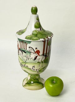 Urna o vaso con coperchio in maiolica di Deruta, dipinto a mano in Italia, con scene di caccia, anni '50