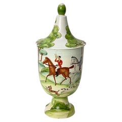 Urna o vaso con coperchio in maiolica di Deruta, dipinto a mano in Italia, con scene di caccia, anni '50