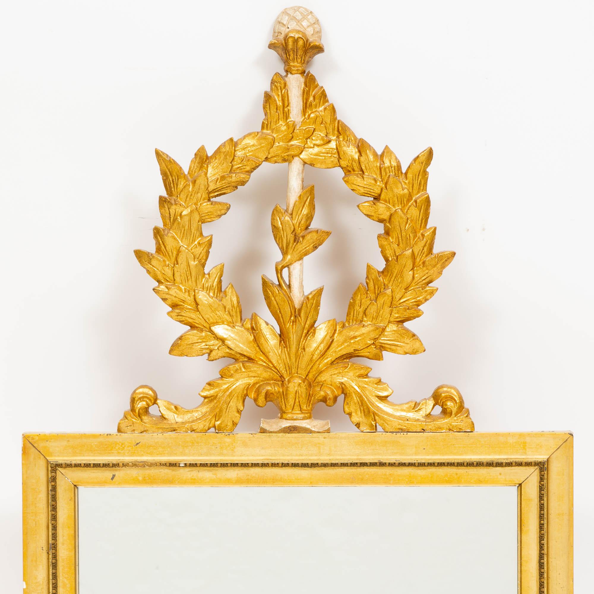 Introduisez une élégance intemporelle dans votre espace avec notre Exquisite Antique Italian Hand-Paintted Giltwood Frame Louis XVI Style Wall Mirror. Cette pièce captivante est un témoignage de l'art et de l'artisanat du passé, mettant en valeur