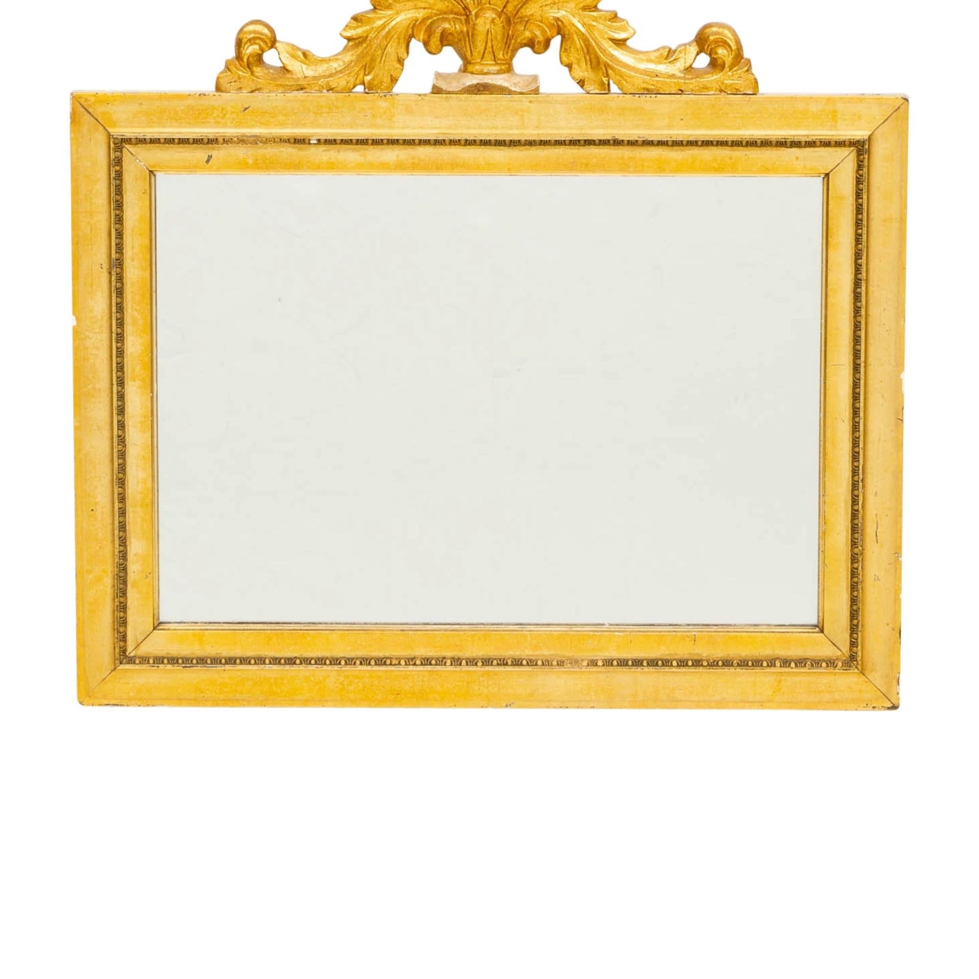 Sculpté à la main Miroir mural italien avec cadre en bois doré peint à la main de style Louis XVI en vente
