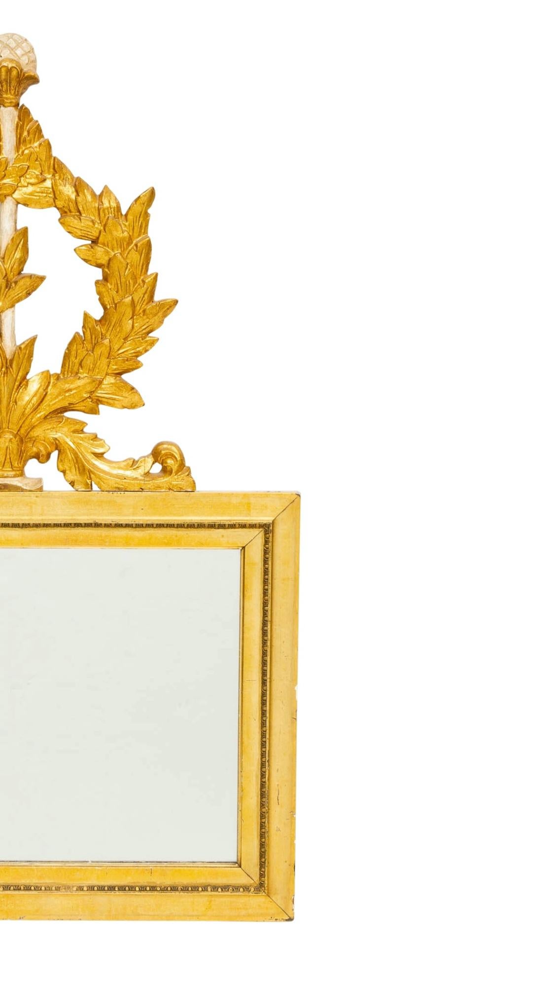 Miroir mural italien avec cadre en bois doré peint à la main de style Louis XVI en vente 1