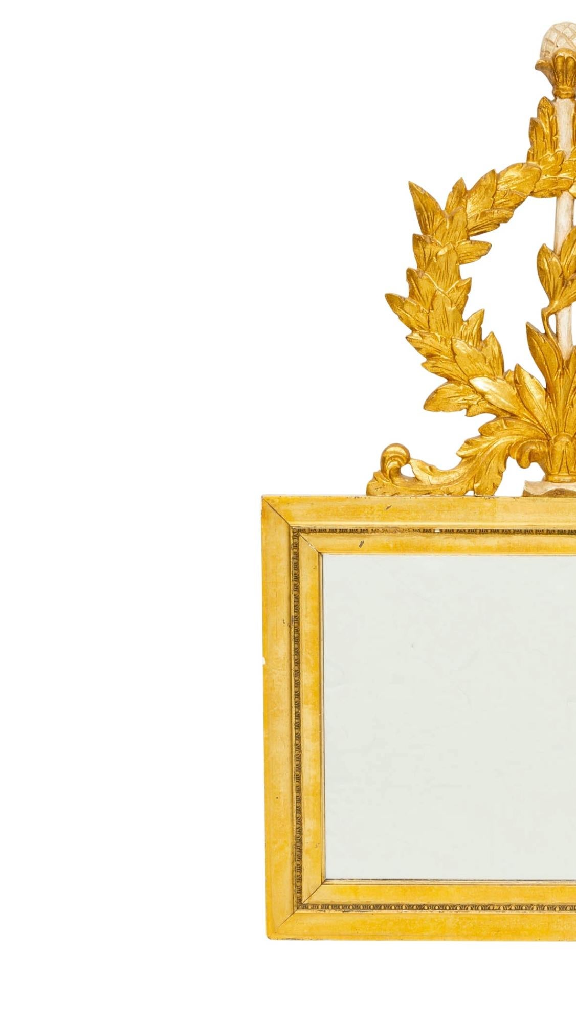 Miroir mural italien avec cadre en bois doré peint à la main de style Louis XVI en vente 2