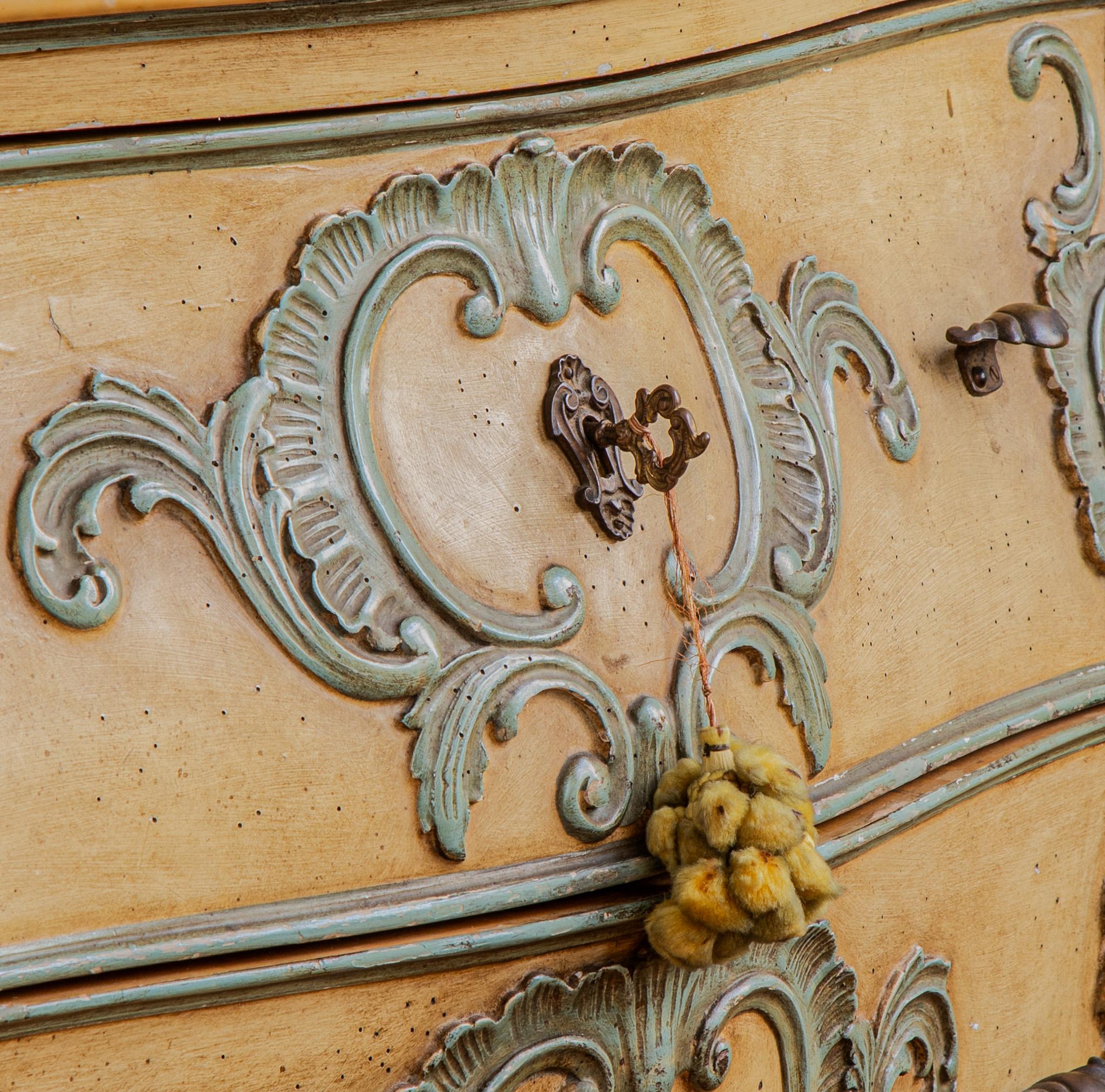 Commode bombée italienne peinte à la main de style Louis XV, vers le milieu des années 1900  en vente 1