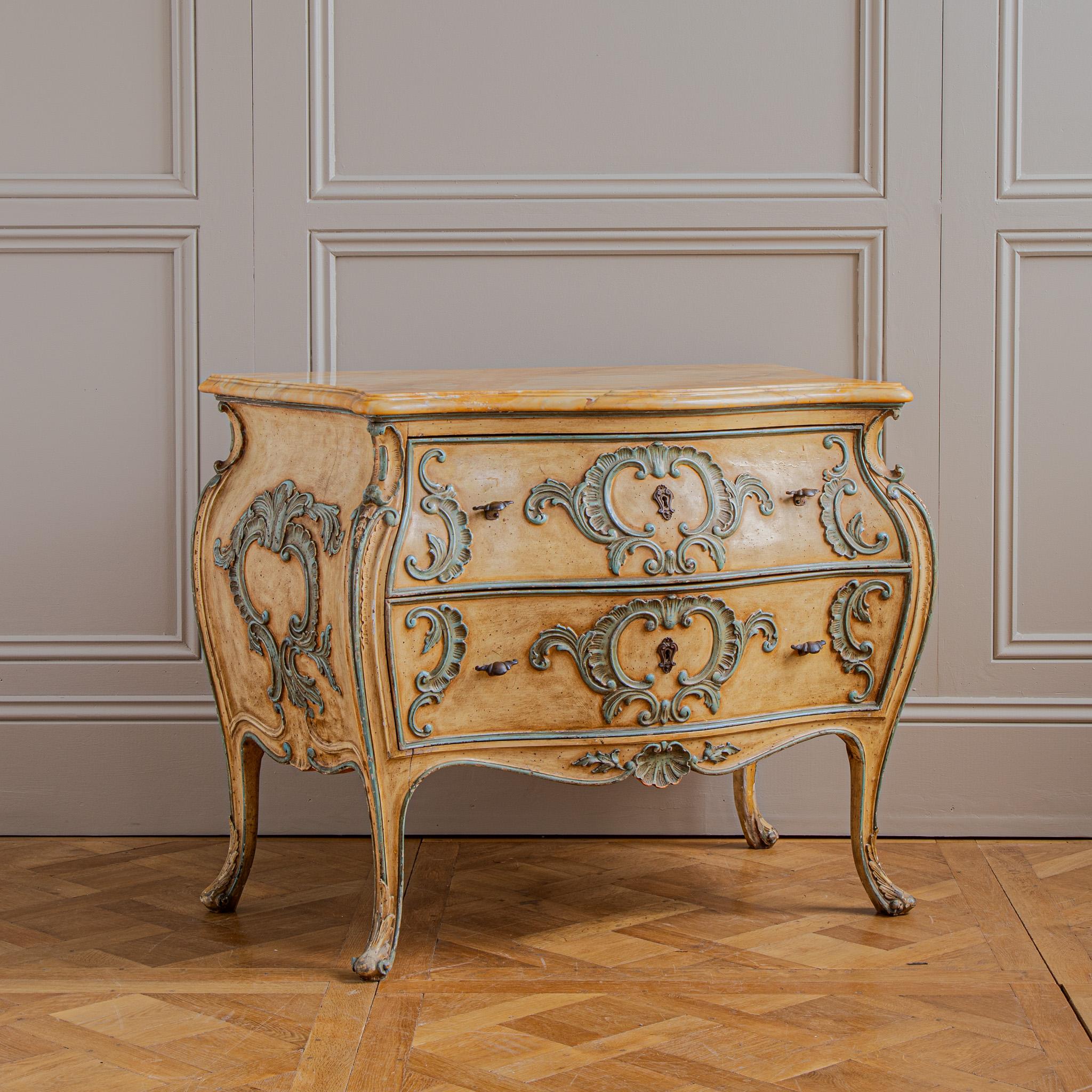 Commode bombée italienne peinte à la main de style Louis XV, vers le milieu des années 1900  en vente 2