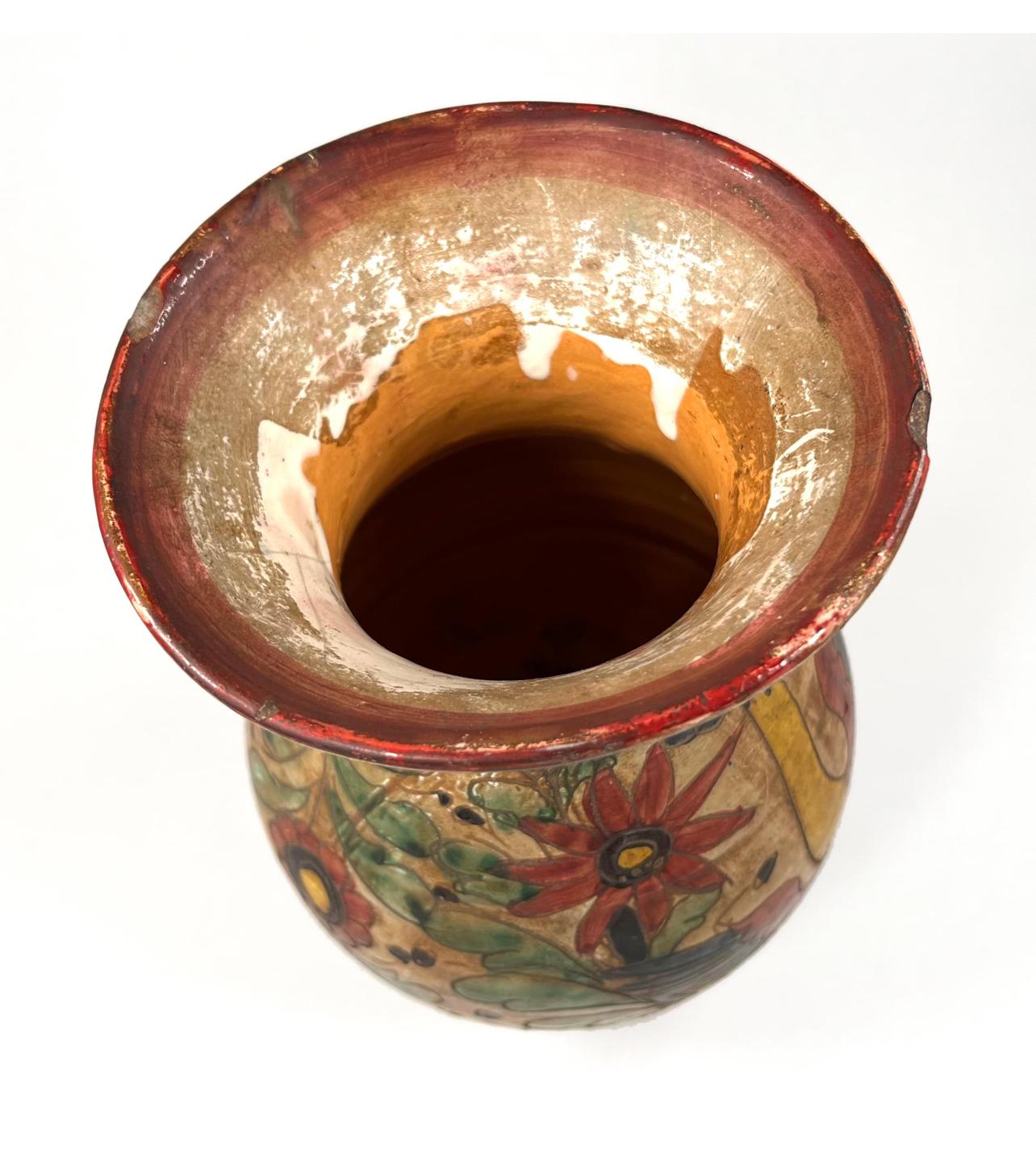 Fait main  Vase italien en poterie majolique peinte à la main avec des fleurs et des oiseaux A.I.C. en vente