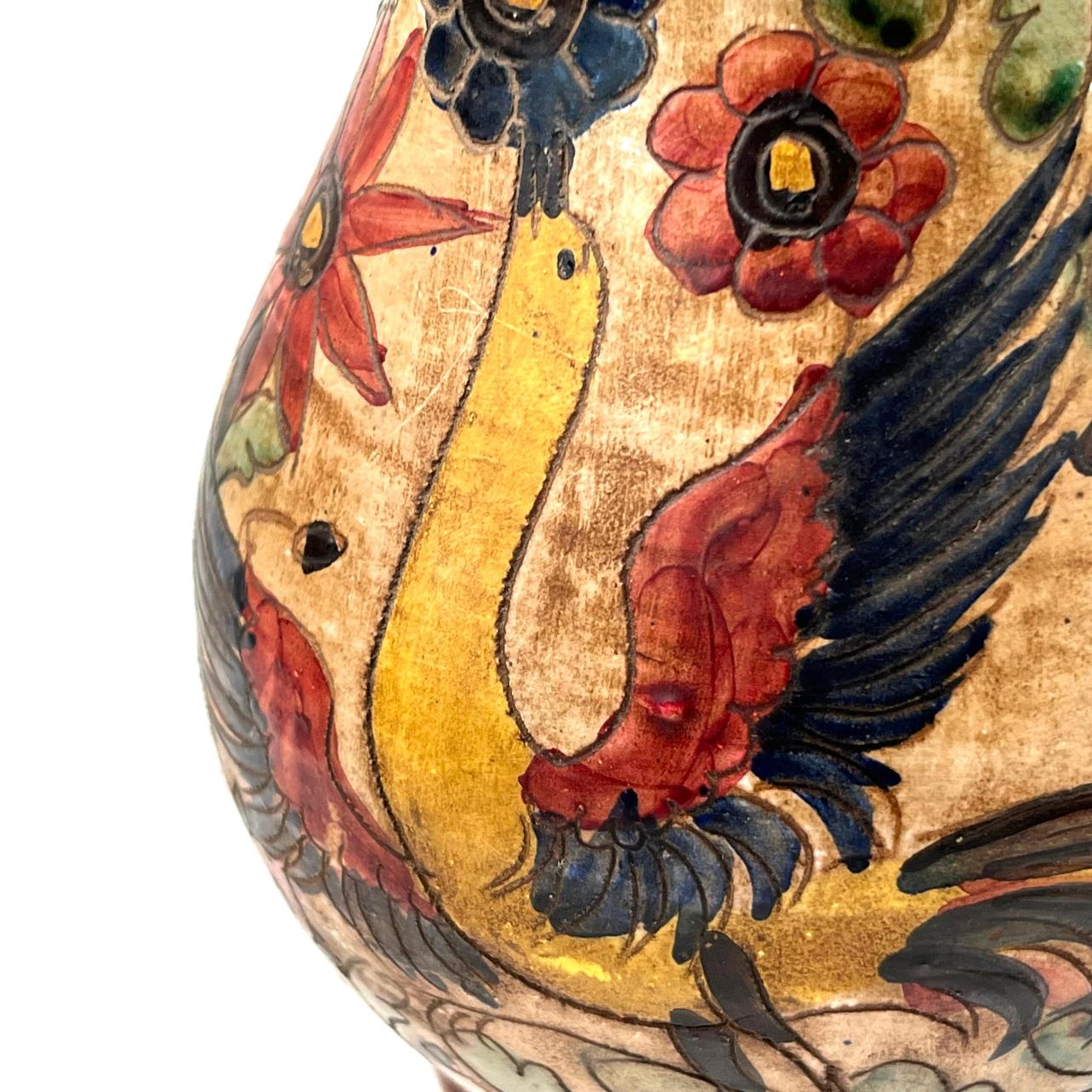 Poteries  Vase italien en poterie majolique peinte à la main avec des fleurs et des oiseaux A.I.C. en vente