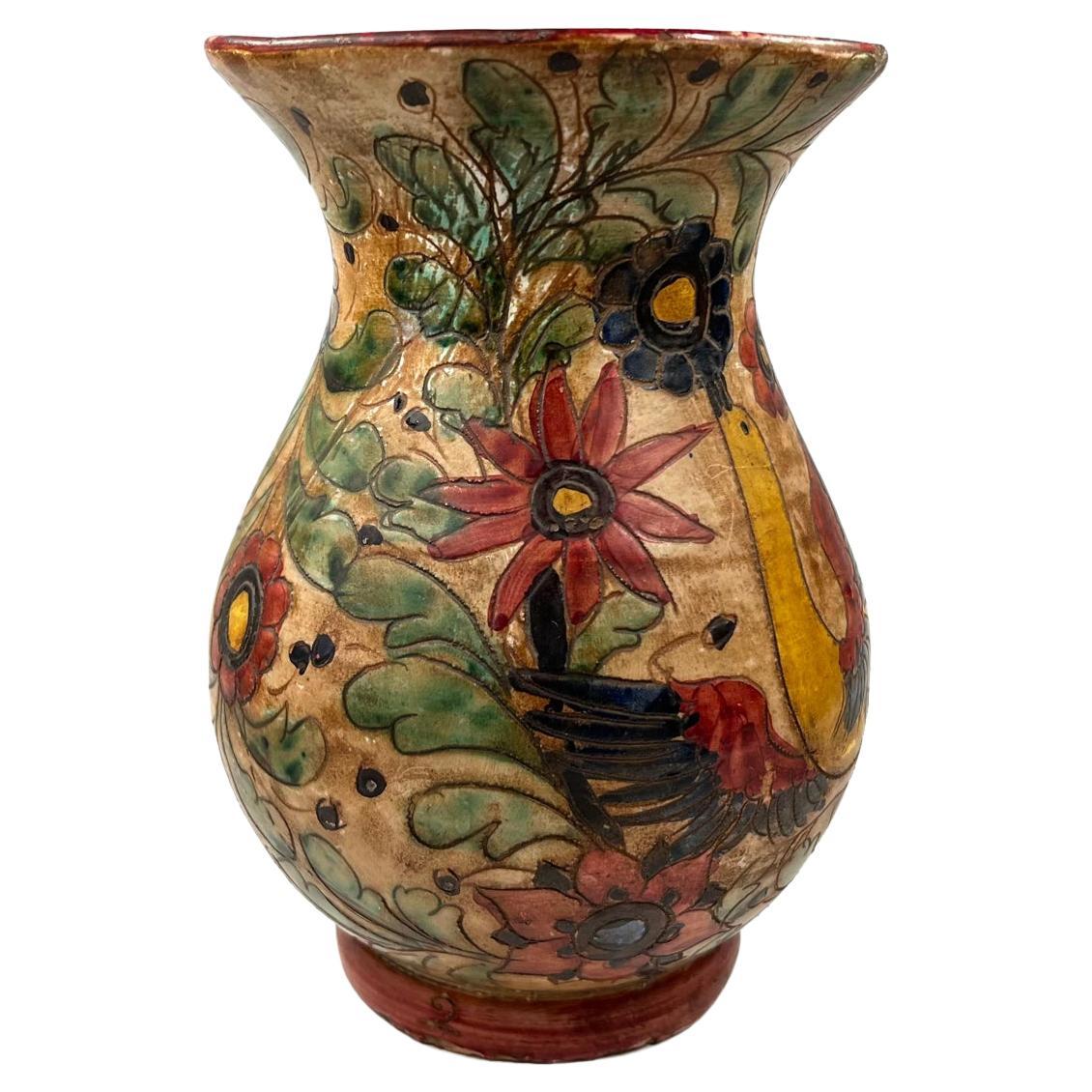  Vase italien en poterie majolique peinte à la main avec des fleurs et des oiseaux A.I.C. en vente