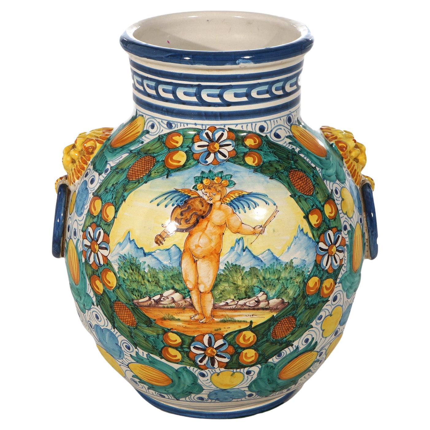 Vase de poterie italienne peint à la main en majolique et terre cuite avec chérubin 20ème siècle