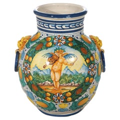 Vase de poterie italienne peint à la main en majolique et terre cuite avec chérubin 20ème siècle
