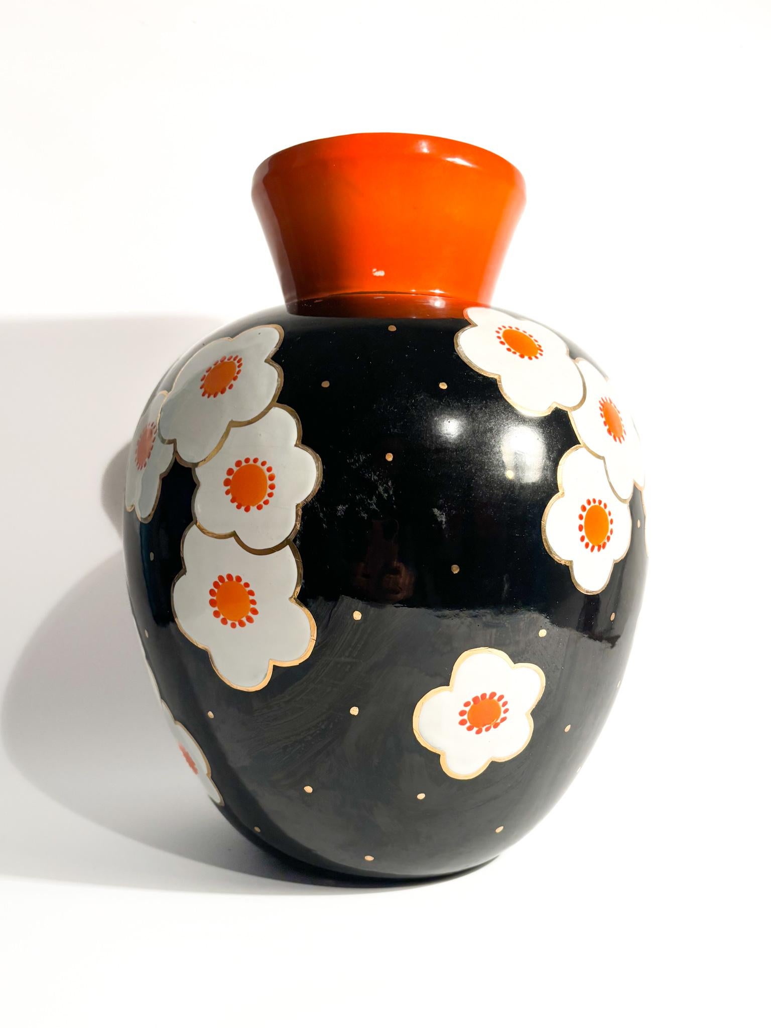 Hand-painted Perugia ceramic vase, with floral motif, made in the 1950s

�Ø cm 23 h cm 33

Perugia, the capital of the Umbria region in Italy, boasts a rich history of ceramics dating back to Etruscan times. Over the centuries, the city has