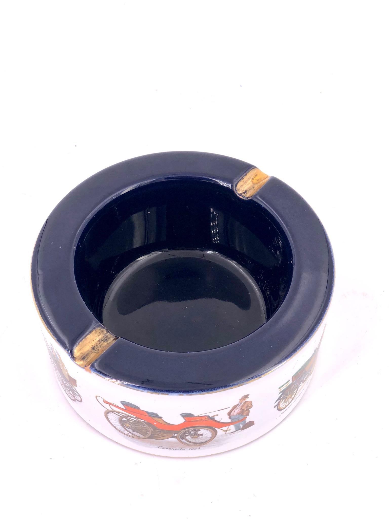 Cenicero Italiano de Porcelana Pintado a Mano con Coches Antiguos y Acentos Dorados en venta 1
