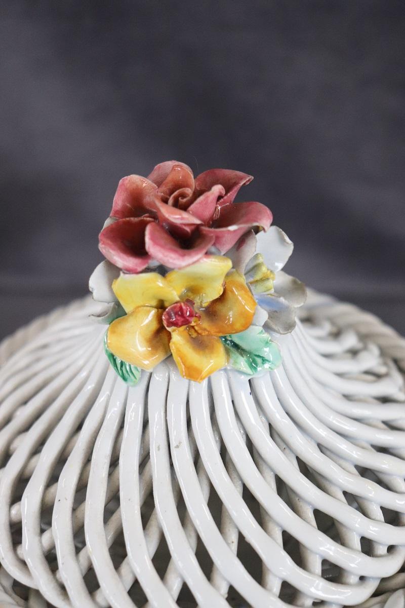 Schöner kleiner dekorativer Korb aus feinem handbemaltem italienischem Porzellan, ca. 1990er Jahre. Schöne Dekoration mit Blumen auf der Spitze. Der Deckel lässt sich öffnen und das Körbchen kann zur Aufbewahrung von Süßigkeiten verwendet werden.