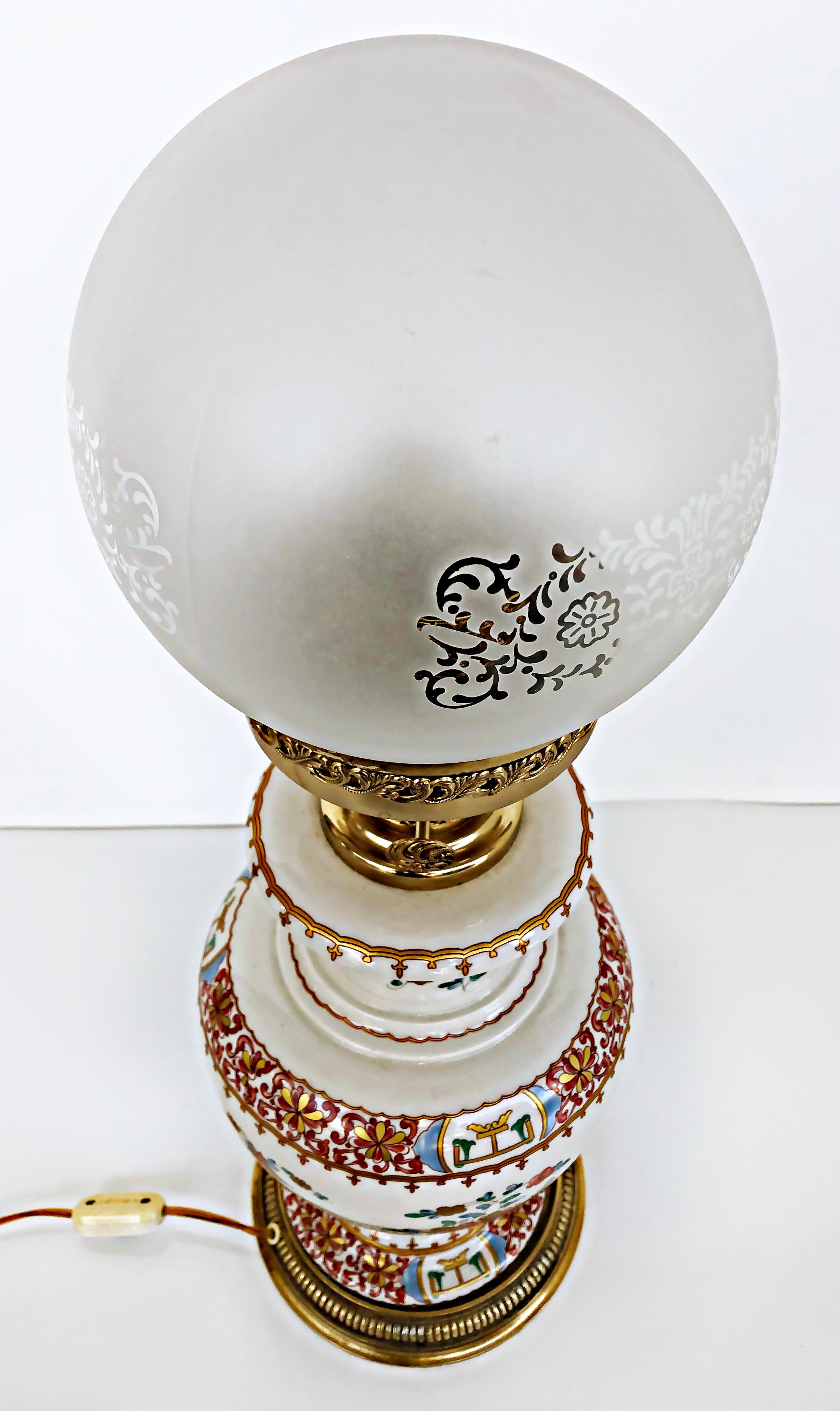 Lampe à huile italienne en porcelaine peinte à la main, électrifiée avec abat-jour en verre gravé

Nous proposons à la vente une lampe à huile en porcelaine italienne de la fin du 20e siècle, peinte à la main, avec un abat-jour en verre gravé. La