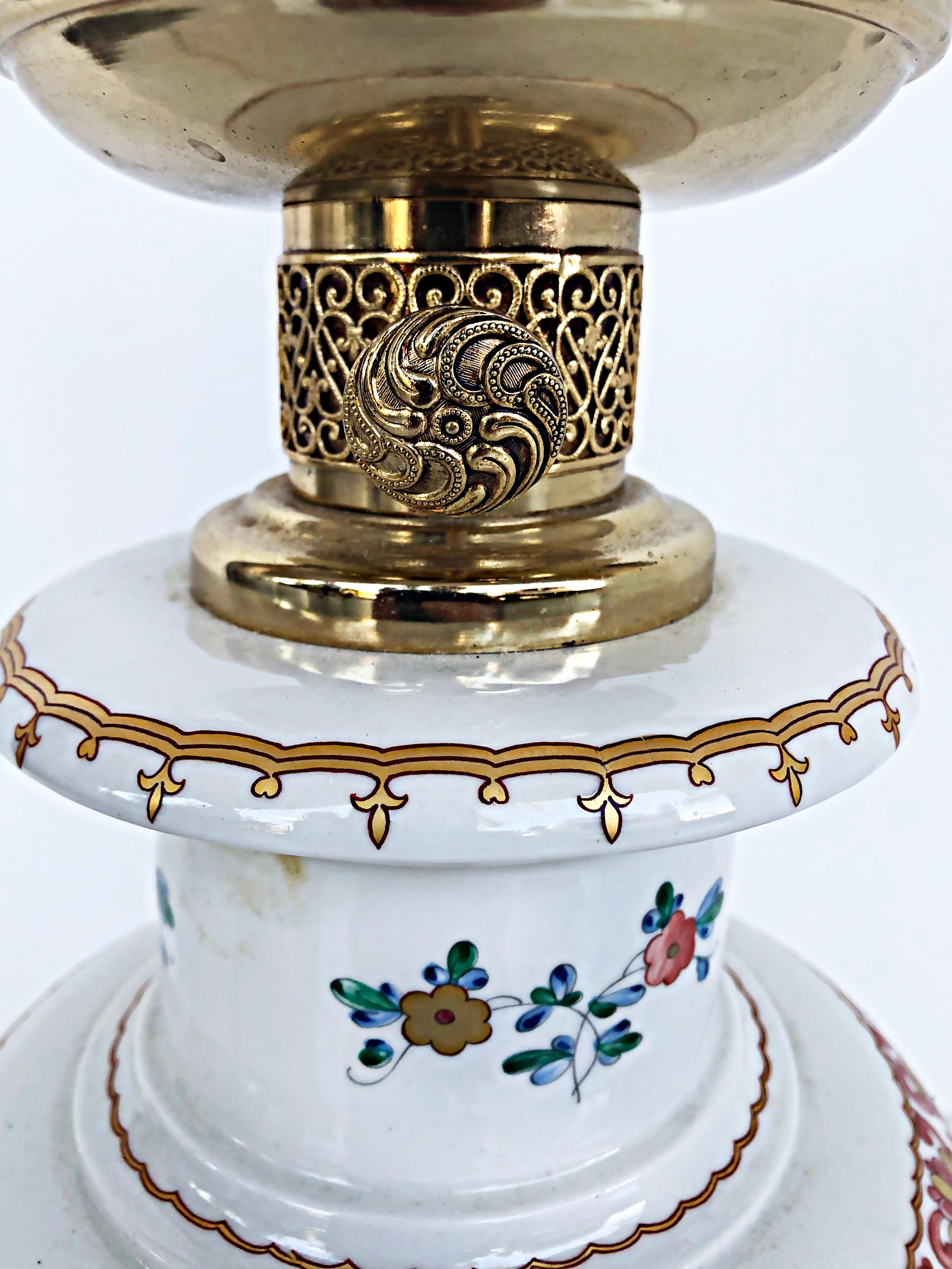 Lampe à huile italienne en porcelaine peinte à la main, électrifiée avec abat-jour en verre gravé Bon état - En vente à Miami, FL