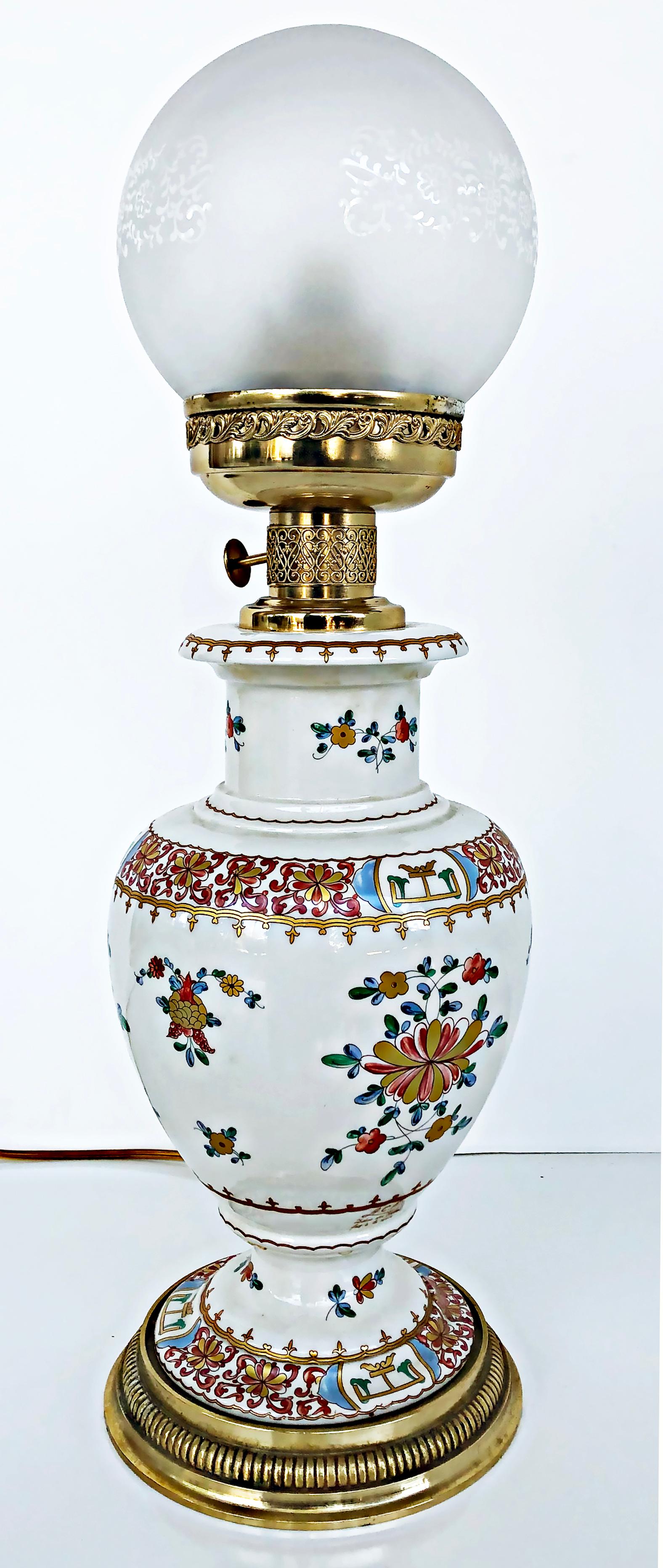 20ième siècle Lampe à huile italienne en porcelaine peinte à la main, électrifiée avec abat-jour en verre gravé en vente