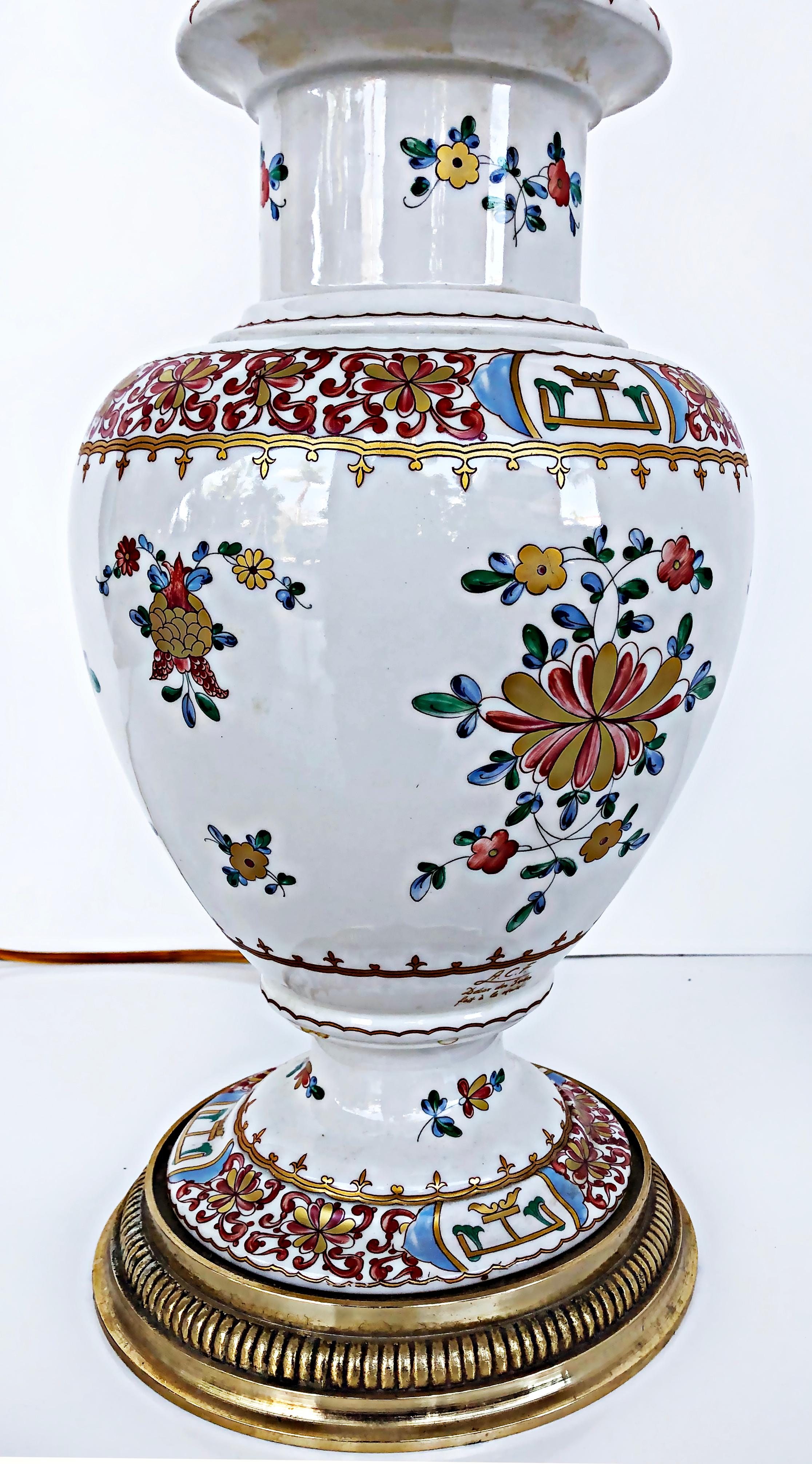 Laiton Lampe à huile italienne en porcelaine peinte à la main, électrifiée avec abat-jour en verre gravé en vente